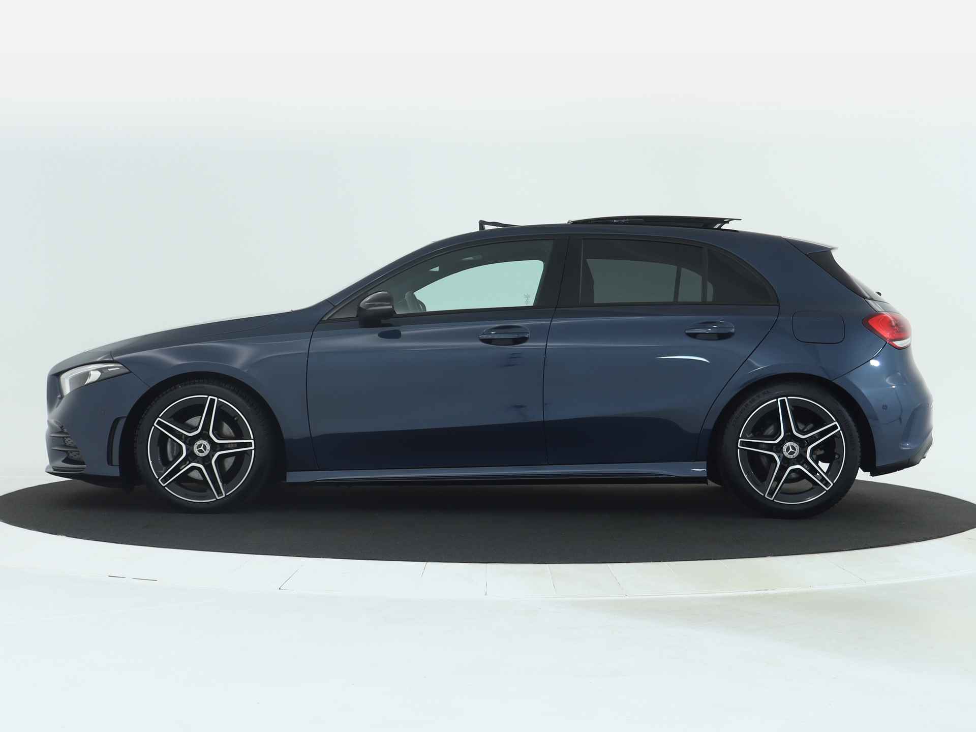 Mercedes-Benz A-Klasse 180 AMG Nightpakket | Panoramadak | Stoelverwarming | Augmented Reality | LED Verlichting | Car Play | DAB | Inclusief 24 maanden MB Certified garantie voor Europa. - 4/44