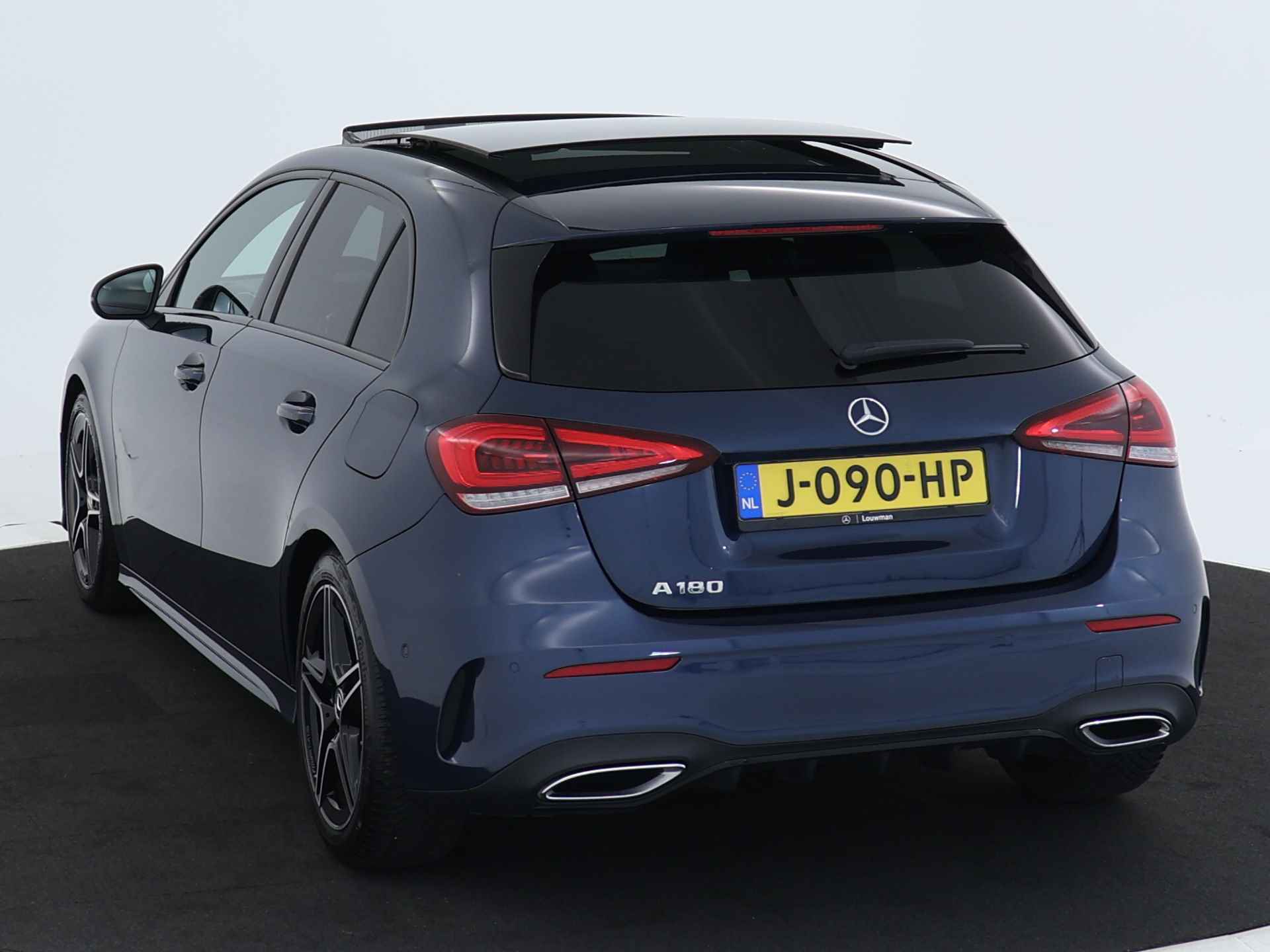 Mercedes-Benz A-Klasse 180 AMG Nightpakket | Panoramadak | Stoelverwarming | Augmented Reality | LED Verlichting | Car Play | DAB | Inclusief 24 maanden MB Certified garantie voor Europa. - 17/44