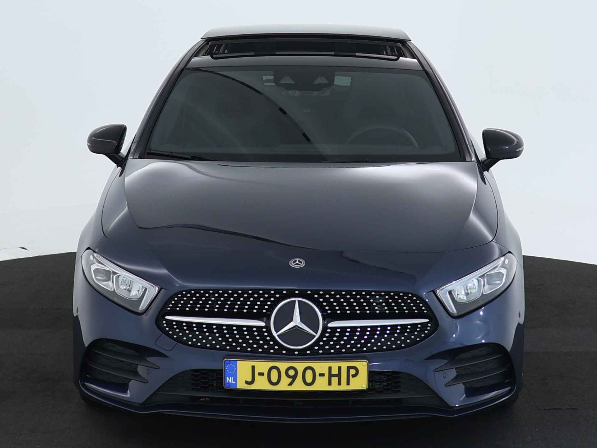 Mercedes-Benz A-Klasse 180 AMG Nightpakket | Panoramadak | Stoelverwarming | Augmented Reality | LED Verlichting | Car Play | DAB | Inclusief 24 maanden MB Certified garantie voor Europa. - 28/44