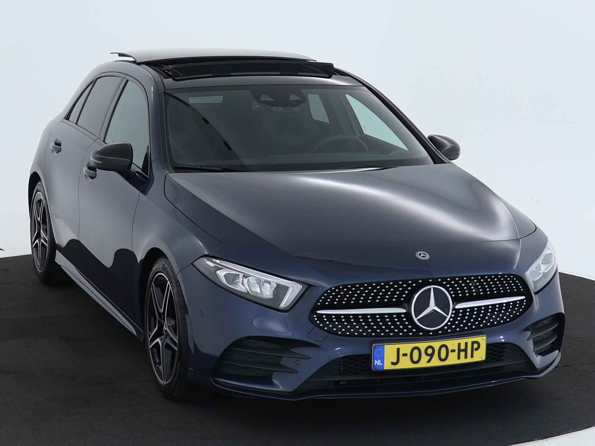 Mercedes-Benz A-Klasse 180 AMG Nightpakket | Panoramadak | Stoelverwarming | Augmented Reality | LED Verlichting | Car Play | DAB | Inclusief 24 maanden MB Certified garantie voor Europa. - 29/44