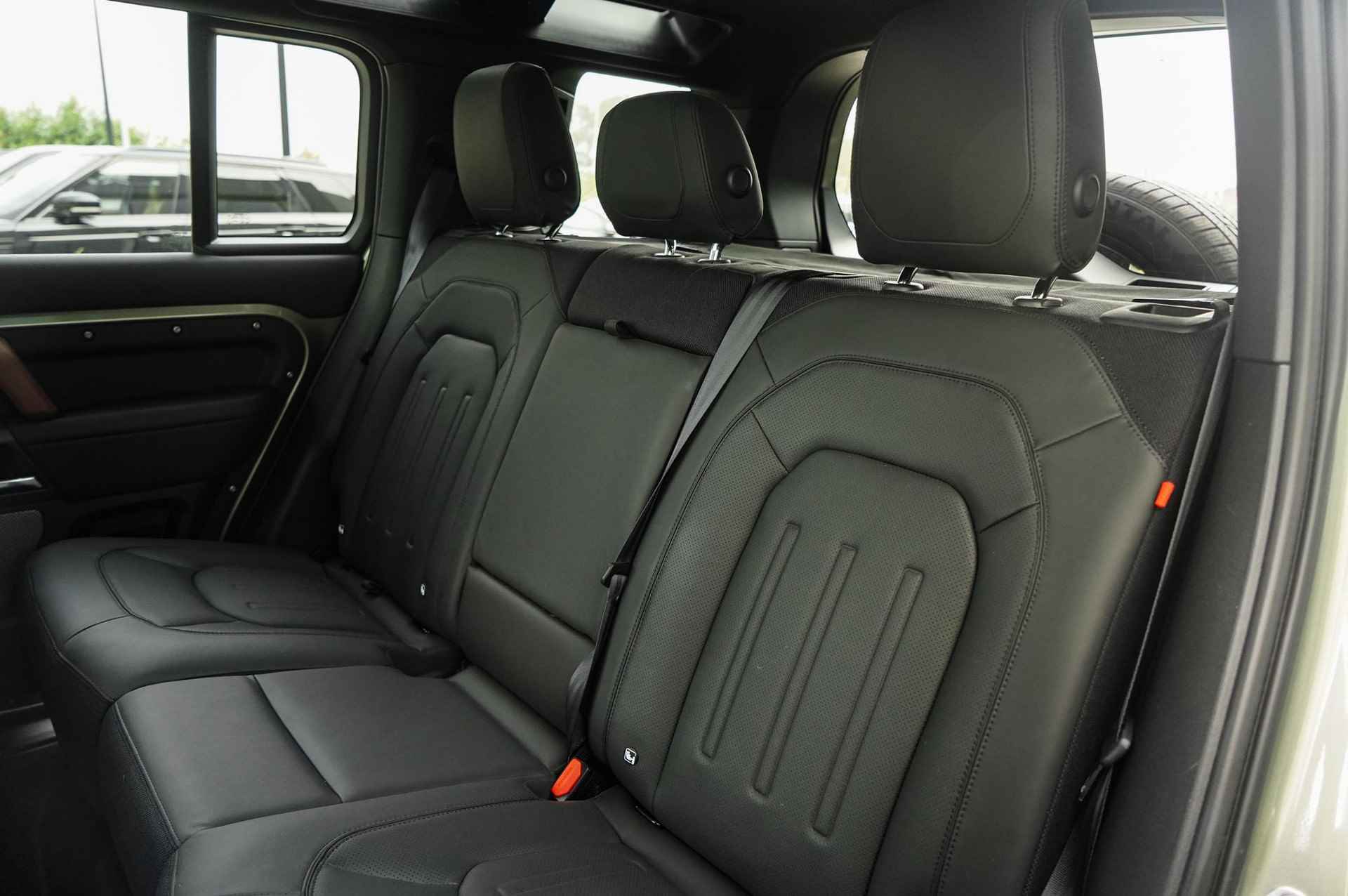 Land rover Defender 2.0 P400e 110 X | 2 jaar garantie | Cold Climate | Extended Black Pack | Meridian Surround Audio - 13/30