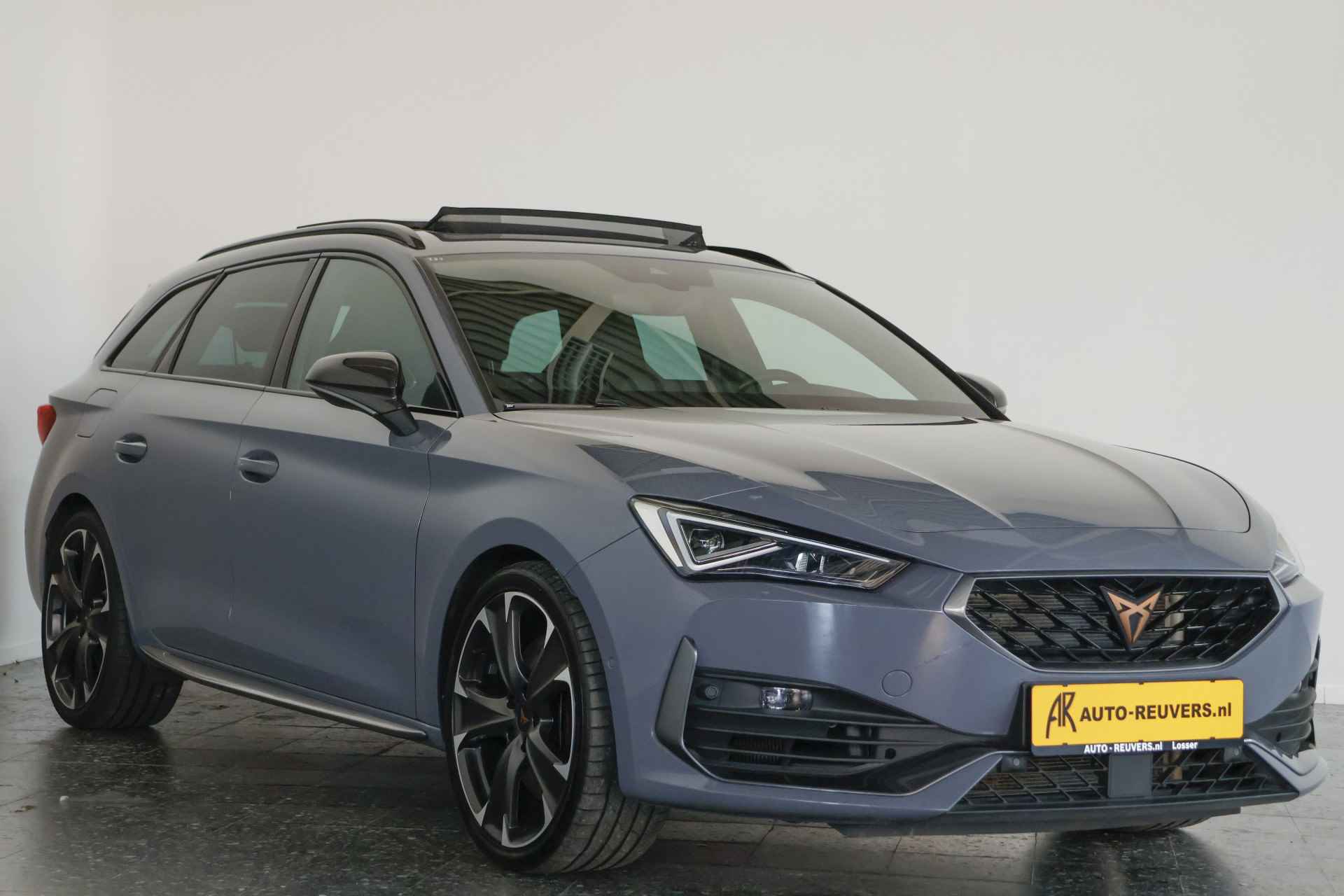 CUPRA Leon Sportstourer 2.0 TSI VZ 4DRIVE 310pk / Opendak / Leder / Travelassist / Beats / CarPlay - 4/30