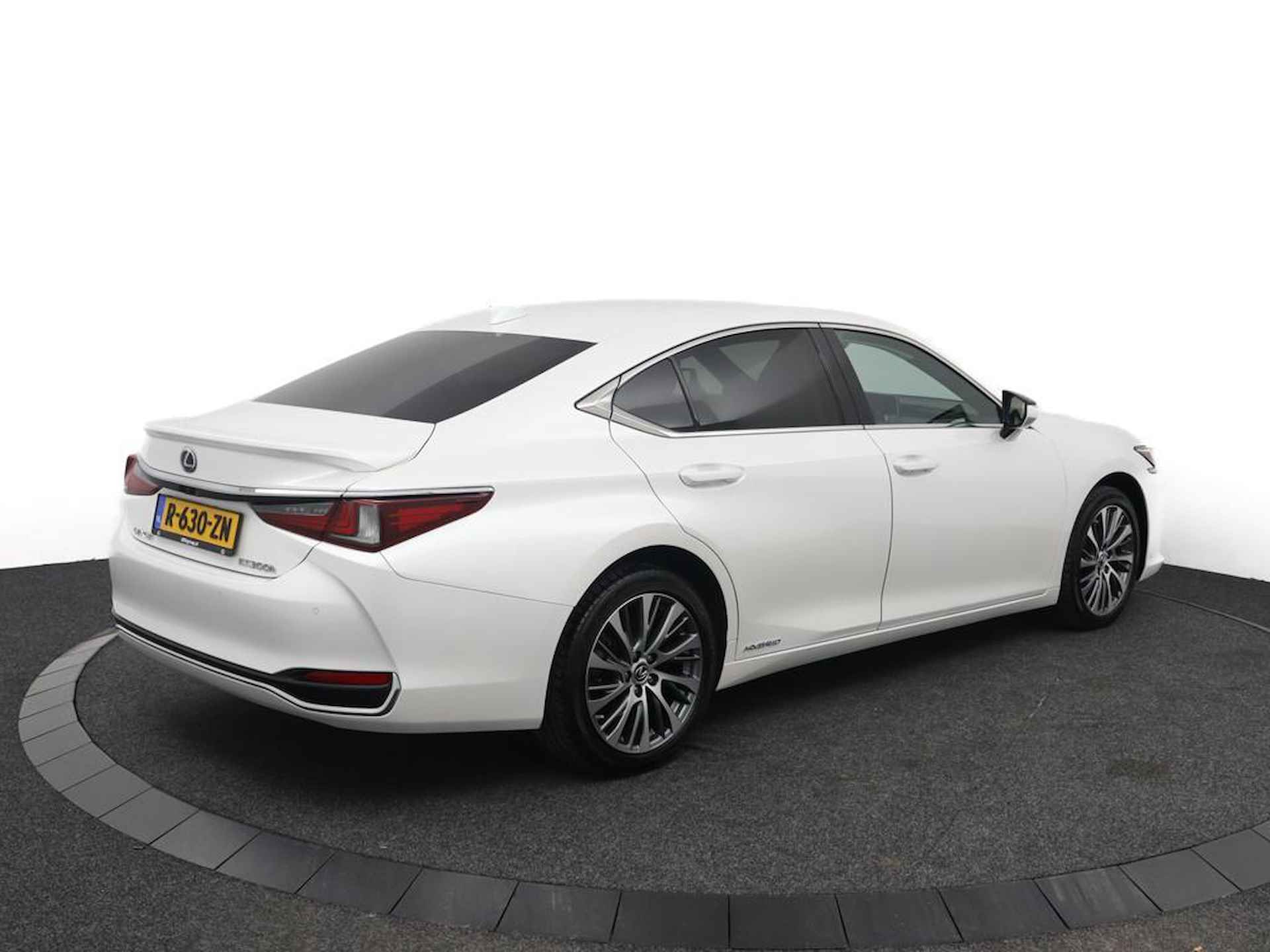 Lexus ES 300h Preference Line | Stuurwielverwarming | Blind Spot Monitor | 18 Inch Lichtmetalen velgen | DAB+ - 2/46