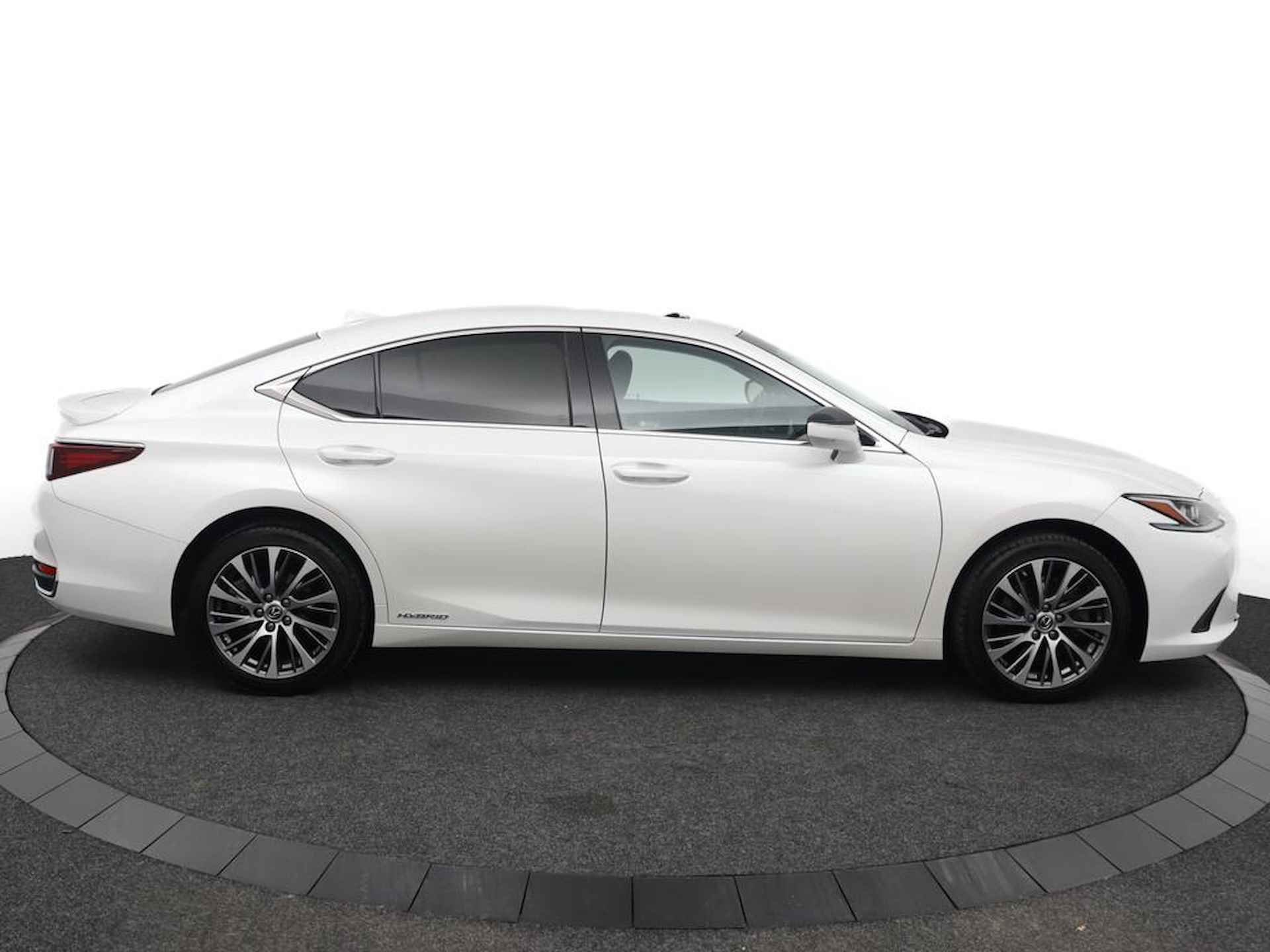 Lexus ES 300h Preference Line | Stuurwielverwarming | Blind Spot Monitor | 18 Inch Lichtmetalen velgen | DAB+ - 13/46