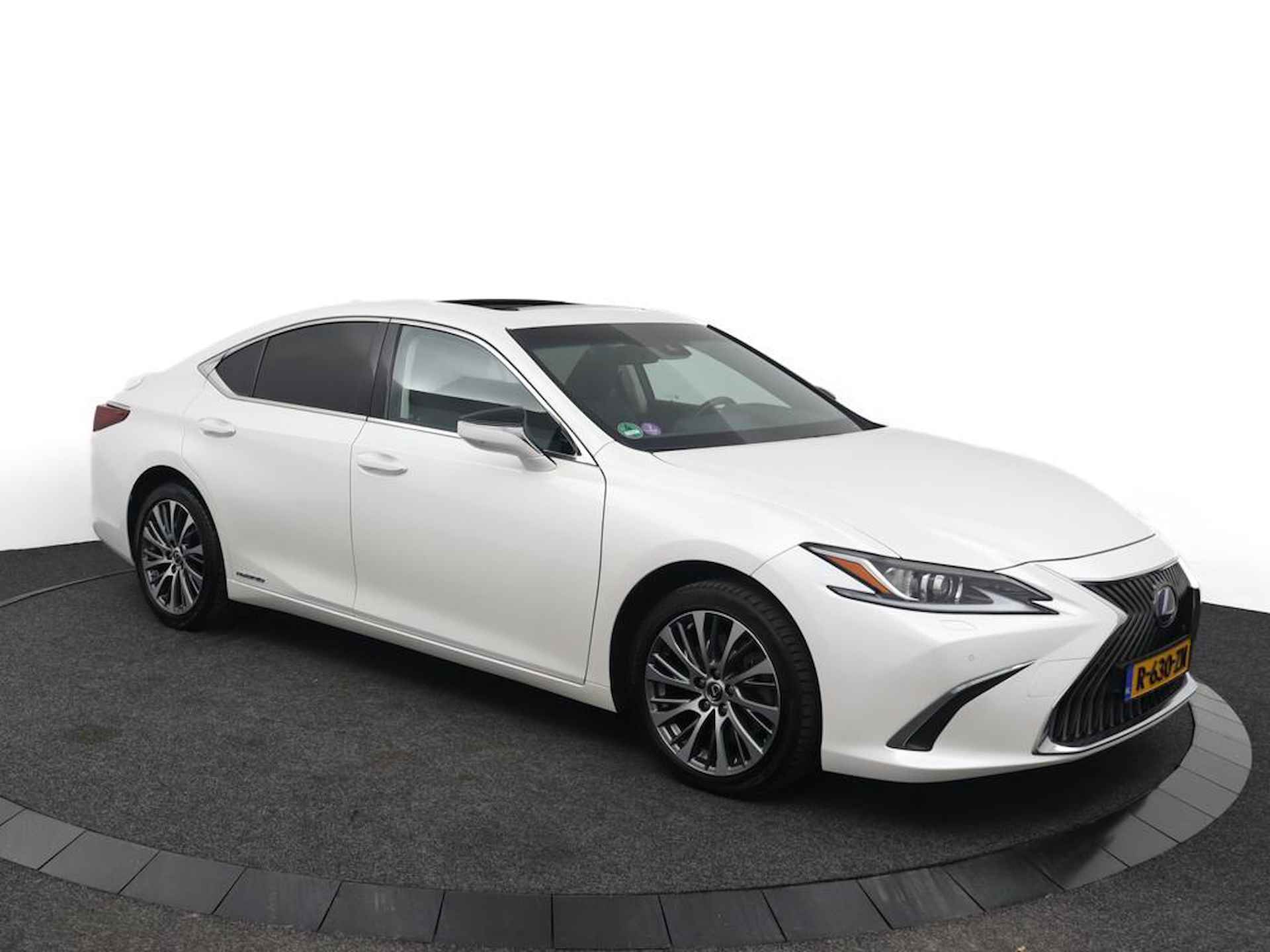 Lexus ES 300h Preference Line | Stuurwielverwarming | Blind Spot Monitor | 18 Inch Lichtmetalen velgen | DAB+ - 14/46