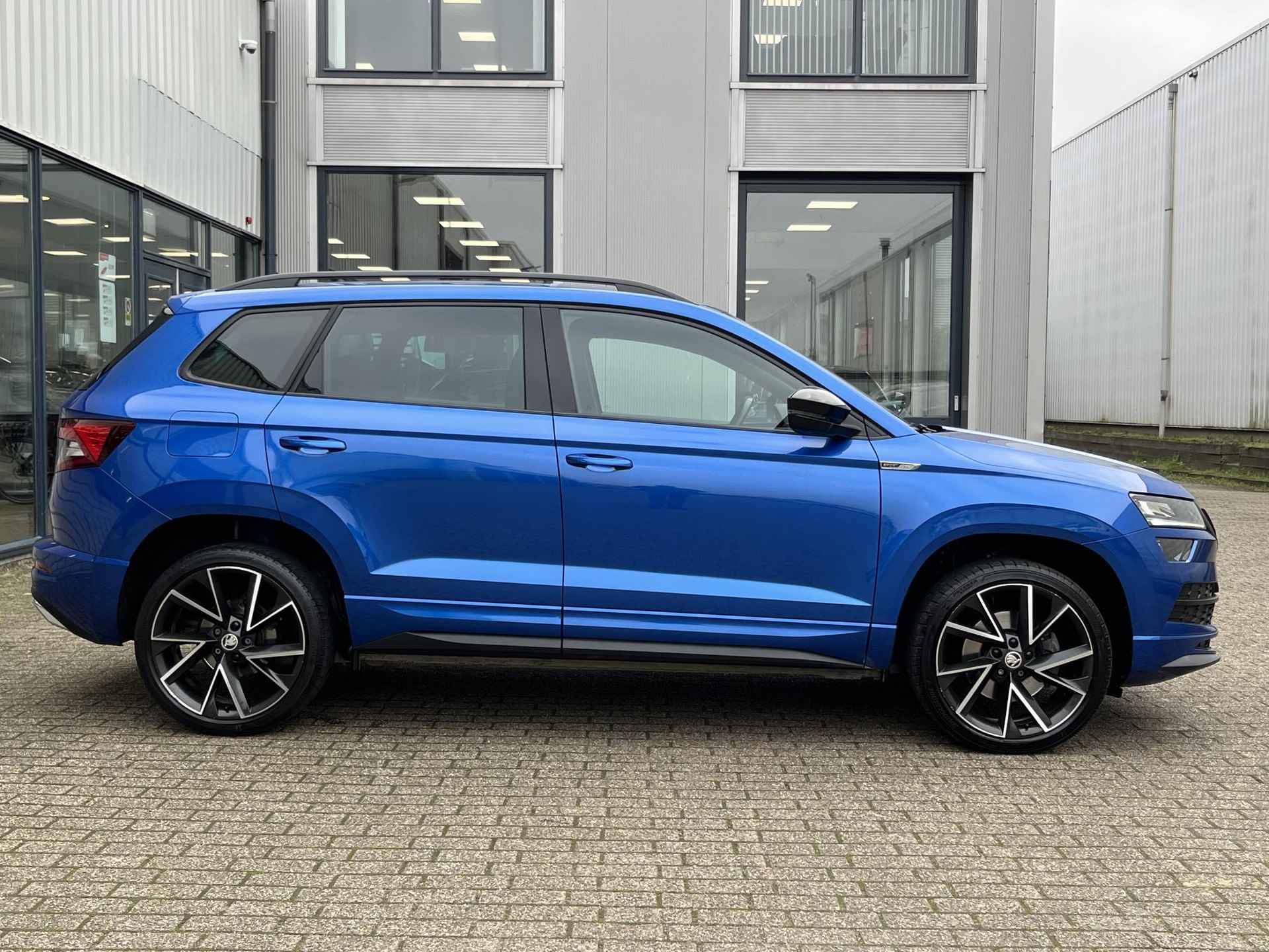 Skoda Karoq 1.5 TSI ACT Sportline Business | 1e Eig./Voll. Historie/Navi/Clima/Adapt.Cruise/Camera/19"/Sportstoelen/El. Wegklapbare Trehaak/Apple Carplay-Android Auto - 3/104