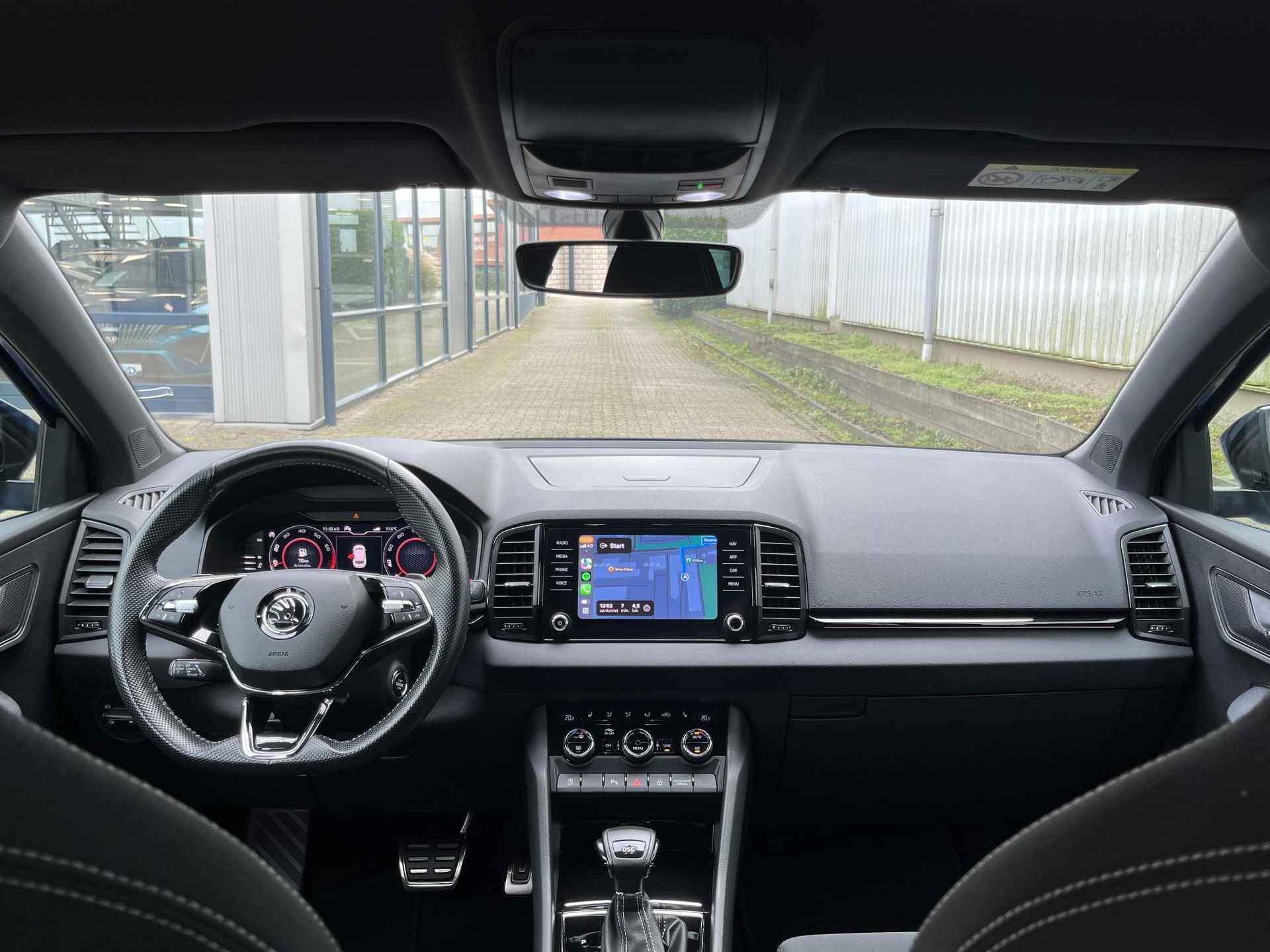 Skoda Karoq 1.5 TSI ACT Sportline Business | 1e Eig./Voll. Historie/Navi/Clima/Adapt.Cruise/Camera/19"/Sportstoelen/El. Wegklapbare Trehaak/Apple Carplay-Android Auto - 4/104