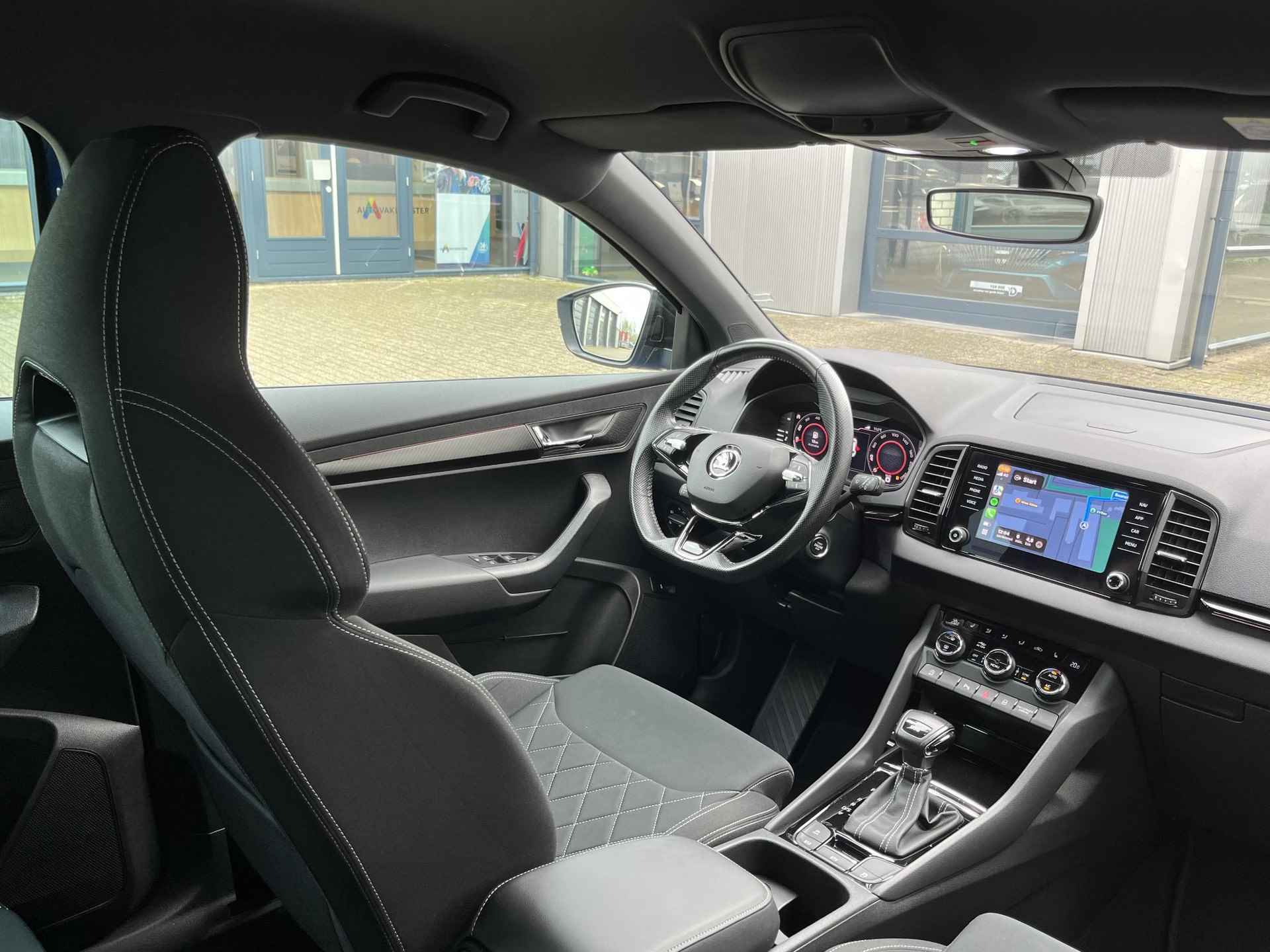 Skoda Karoq 1.5 TSI ACT Sportline Business | 1e Eig./Voll. Historie/Navi/Clima/Adapt.Cruise/Camera/19"/Sportstoelen/El. Wegklapbare Trehaak/Apple Carplay-Android Auto - 5/104