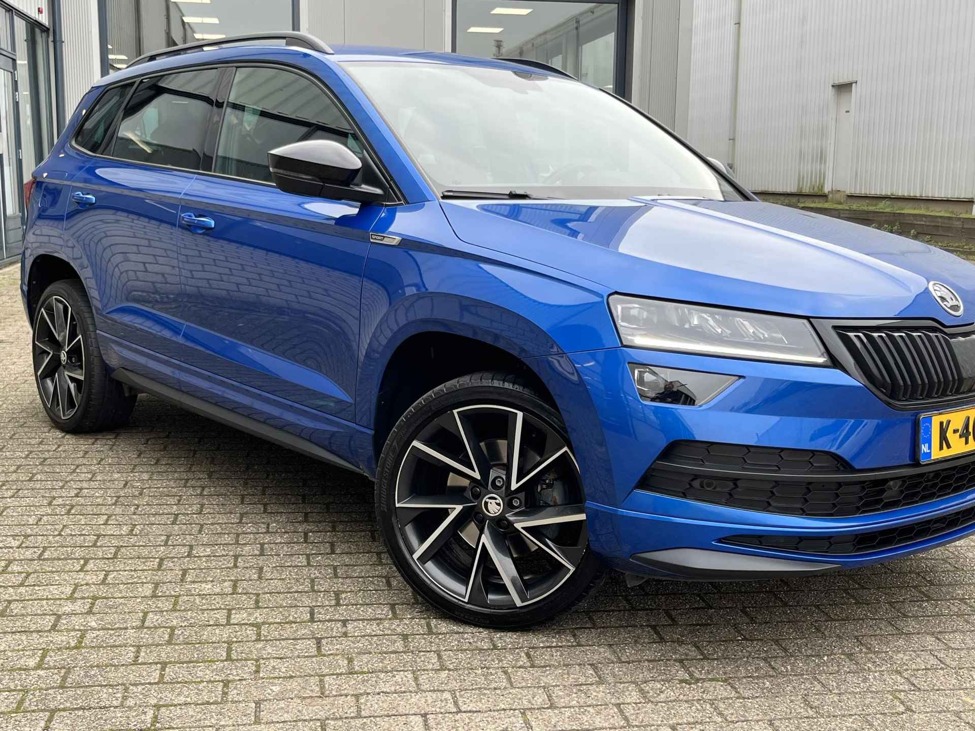 Skoda Karoq 1.5 TSI ACT Sportline Business | 1e Eig./Voll. Historie/Navi/Clima/Adapt.Cruise/Camera/19"/Sportstoelen/El. Wegklapbare Trehaak/Apple Carplay-Android Auto - 35/104