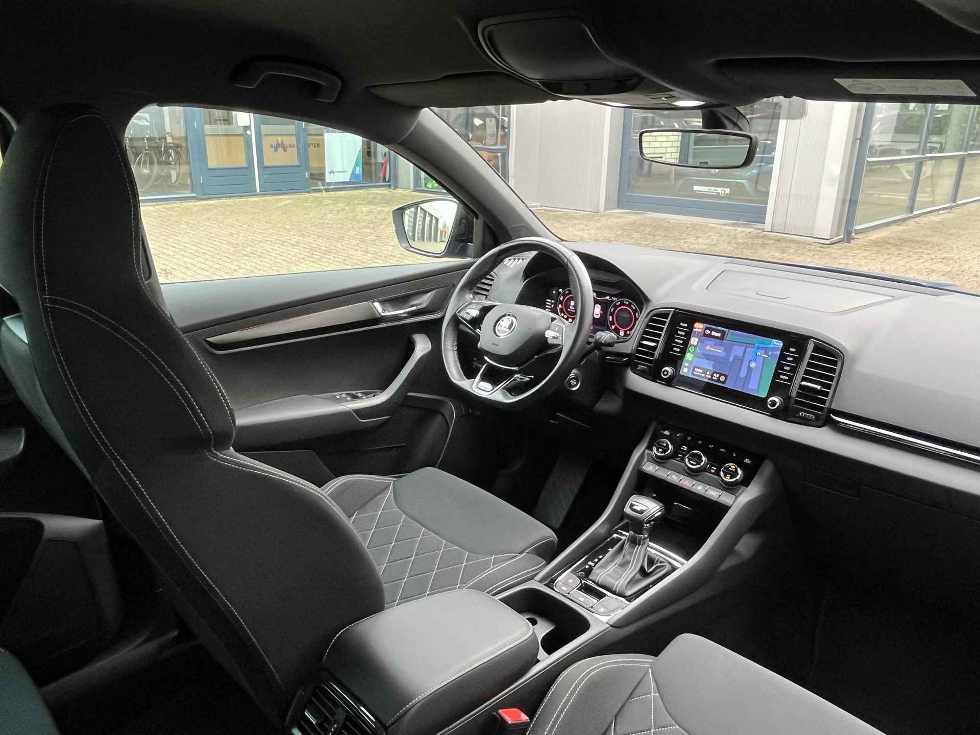 Skoda Karoq 1.5 TSI ACT Sportline Business | 1e Eig./Voll. Historie/Navi/Clima/Adapt.Cruise/Camera/19"/Sportstoelen/El. Wegklapbare Trehaak/Apple Carplay-Android Auto - 51/104