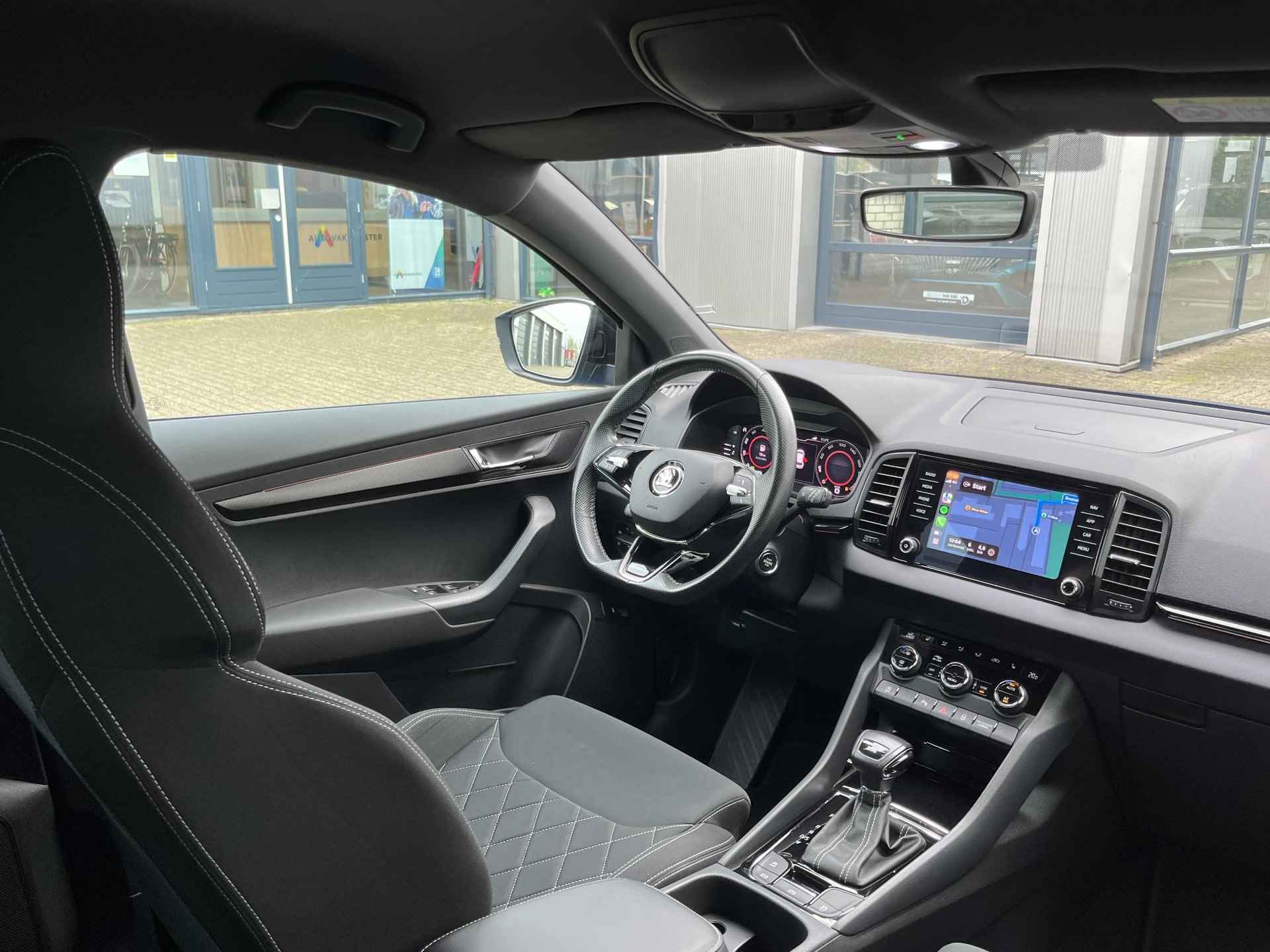 Skoda Karoq 1.5 TSI ACT Sportline Business | 1e Eig./Voll. Historie/Navi/Clima/Adapt.Cruise/Camera/19"/Sportstoelen/El. Wegklapbare Trehaak/Apple Carplay-Android Auto - 86/104