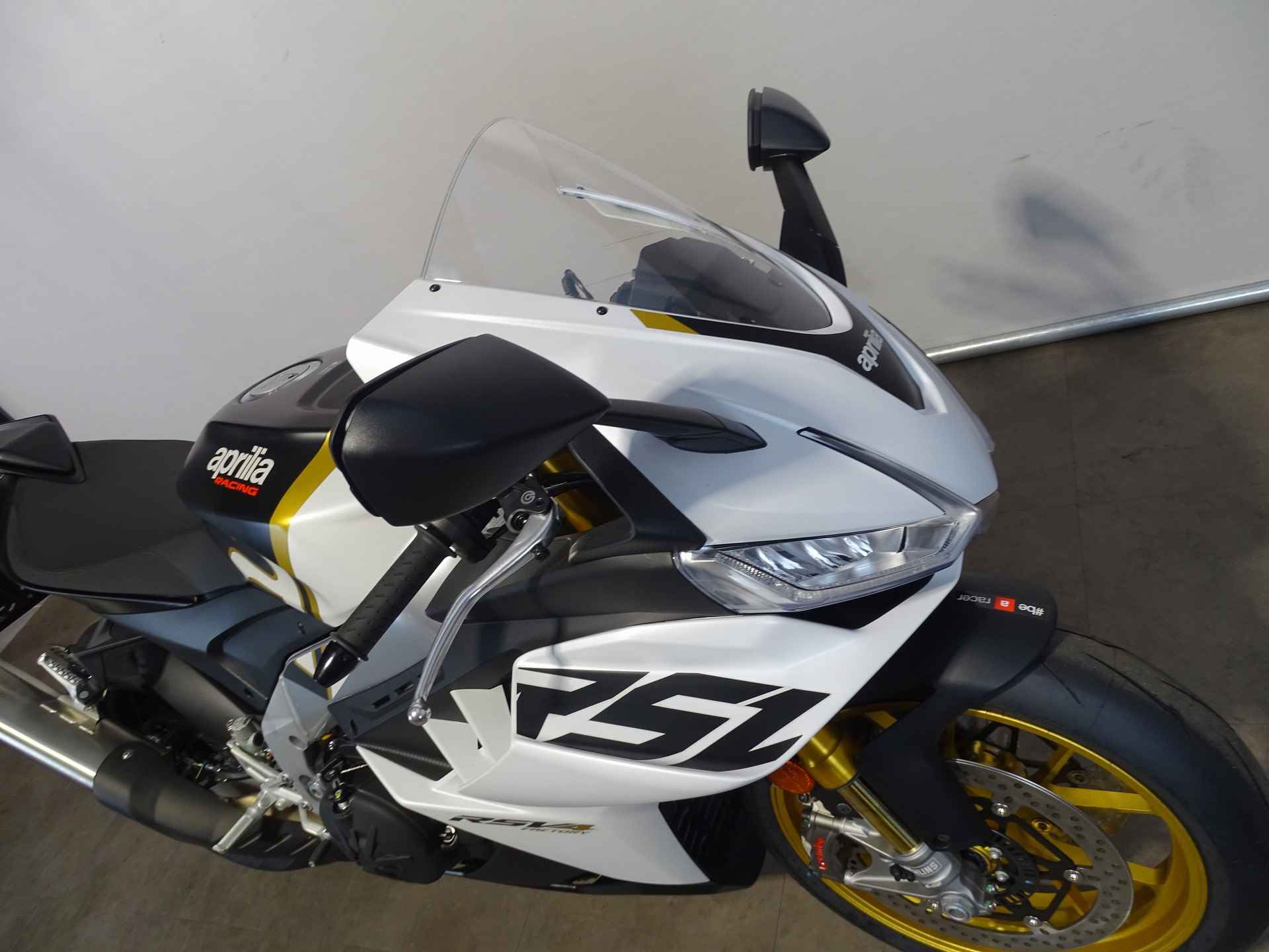 Aprilia RSV 4 1100 FACTORY - 2/9