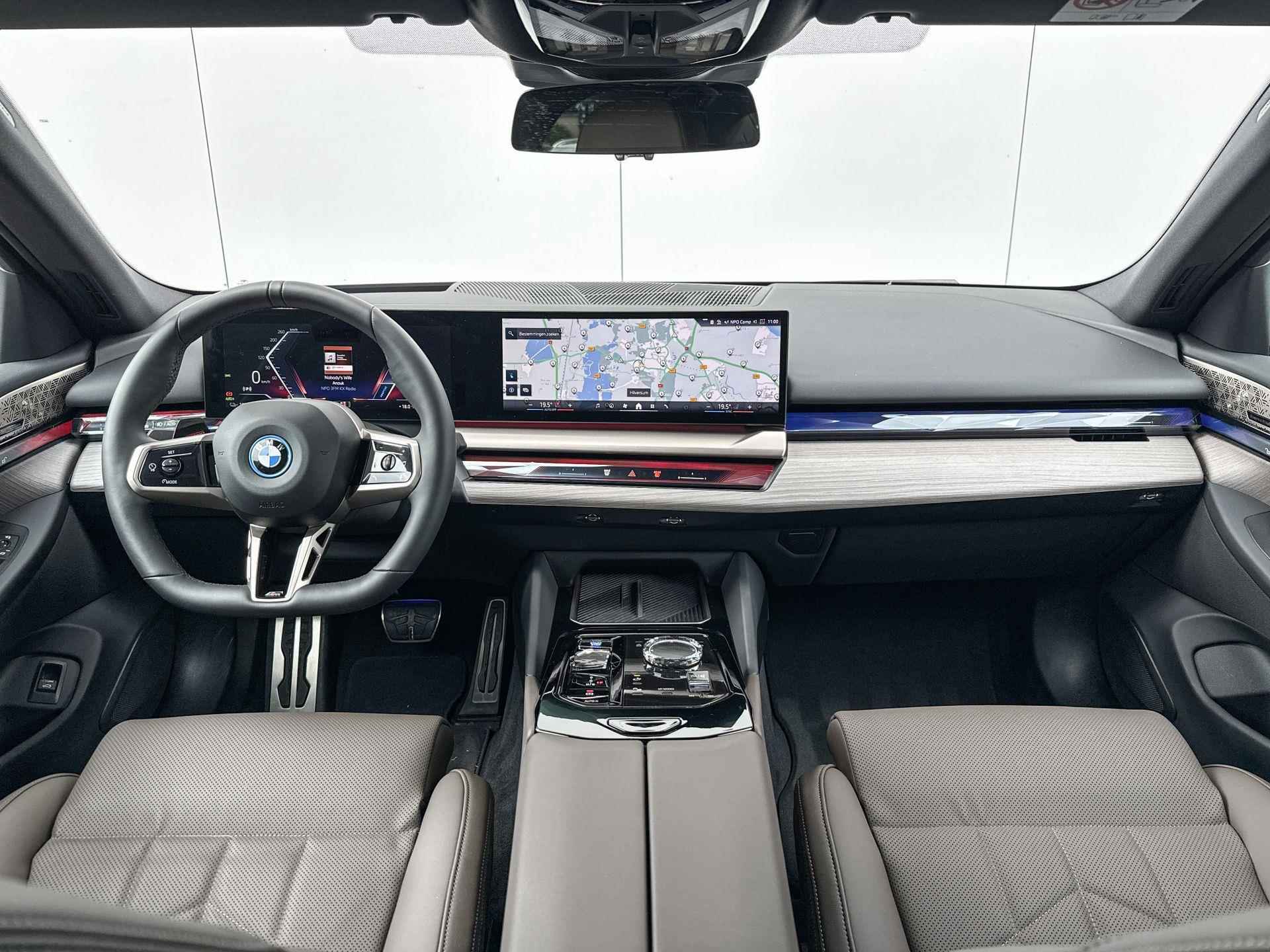 BMW i5 Sedan eDrive40 M Sport / Driving Assistant Professional / Adaptief onderstel Professional / Bowers & Wilkins / Stoelventilatie / Parking Assistant Professional / 360 Camera / Head-Up / Panoramadak / 4-Zone Airco / Stoelverwarming voor & achter - 8/25