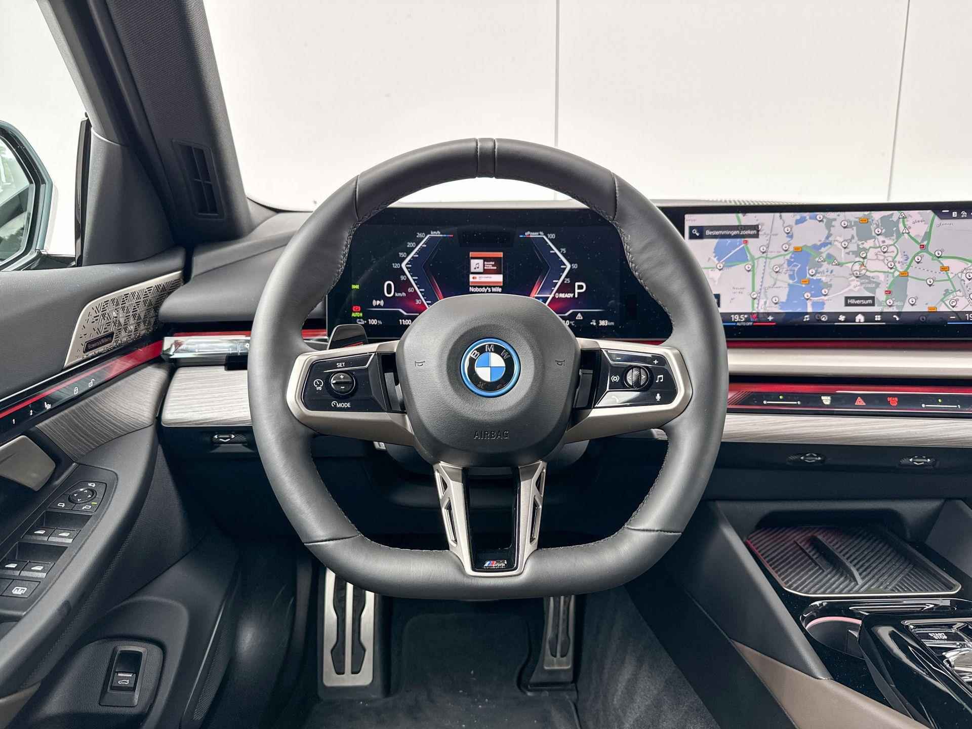 BMW i5 Sedan eDrive40 M Sport / Driving Assistant Professional / Adaptief onderstel Professional / Bowers & Wilkins / Stoelventilatie / Parking Assistant Professional / 360 Camera / Head-Up / Panoramadak / 4-Zone Airco / Stoelverwarming voor & achter - 9/25