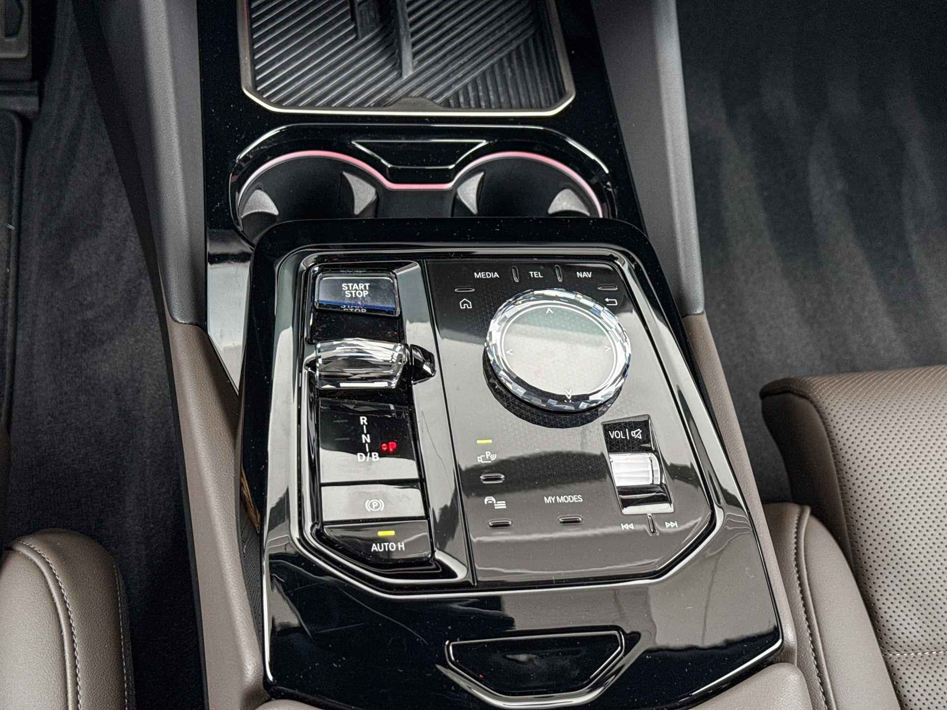 BMW i5 Sedan eDrive40 M Sport / Driving Assistant Professional / Adaptief onderstel Professional / Bowers & Wilkins / Stoelventilatie / Parking Assistant Professional / 360 Camera / Head-Up / Panoramadak / 4-Zone Airco / Stoelverwarming voor & achter - 12/25