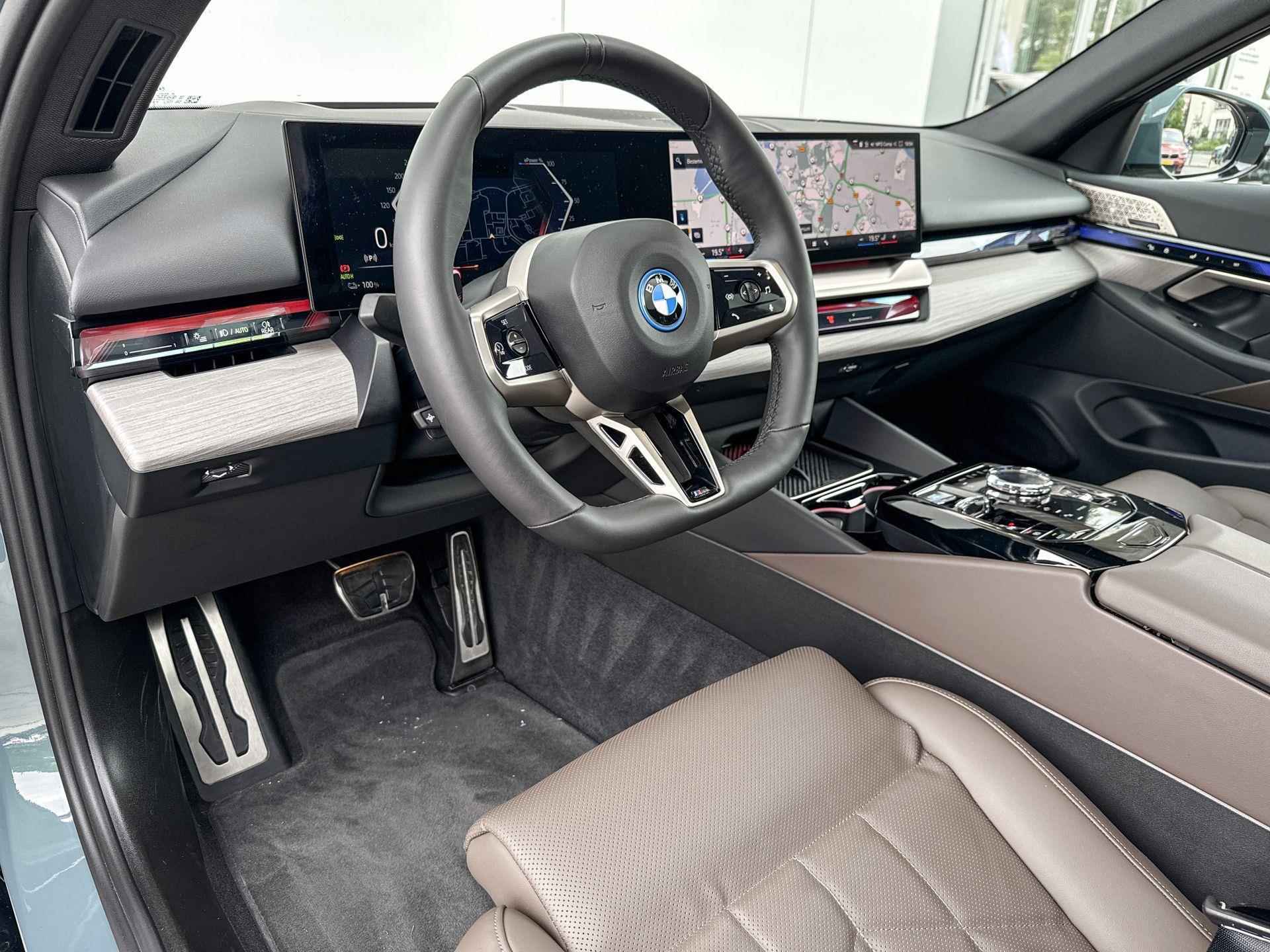 BMW i5 Sedan eDrive40 M Sport / Driving Assistant Professional / Adaptief onderstel Professional / Bowers & Wilkins / Stoelventilatie / Parking Assistant Professional / 360 Camera / Head-Up / Panoramadak / 4-Zone Airco / Stoelverwarming voor & achter - 25/25