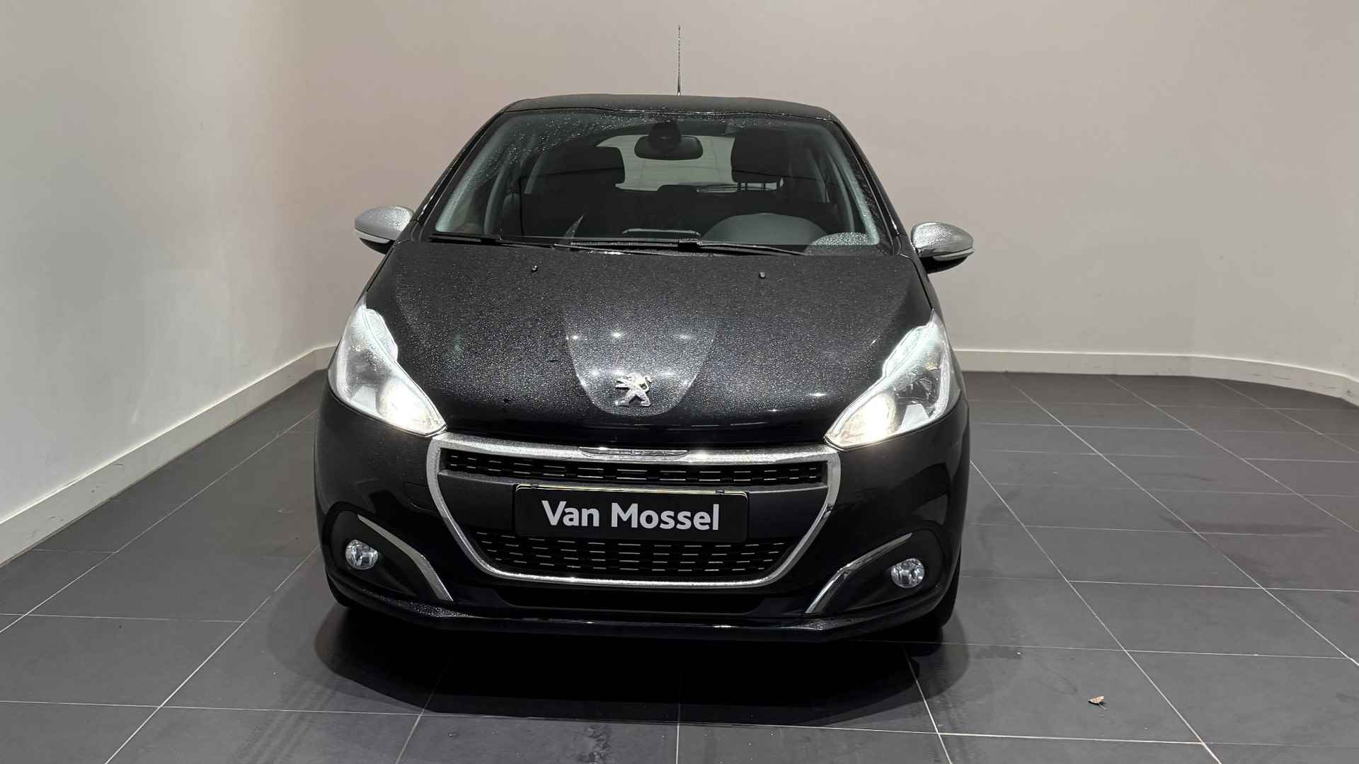 Peugeot 208 1.2 PureTech Blue Lease Executive | Lichtmetalen velgen | Parkeersensoren | Navigatie | Slechts 42500km! - 2/25