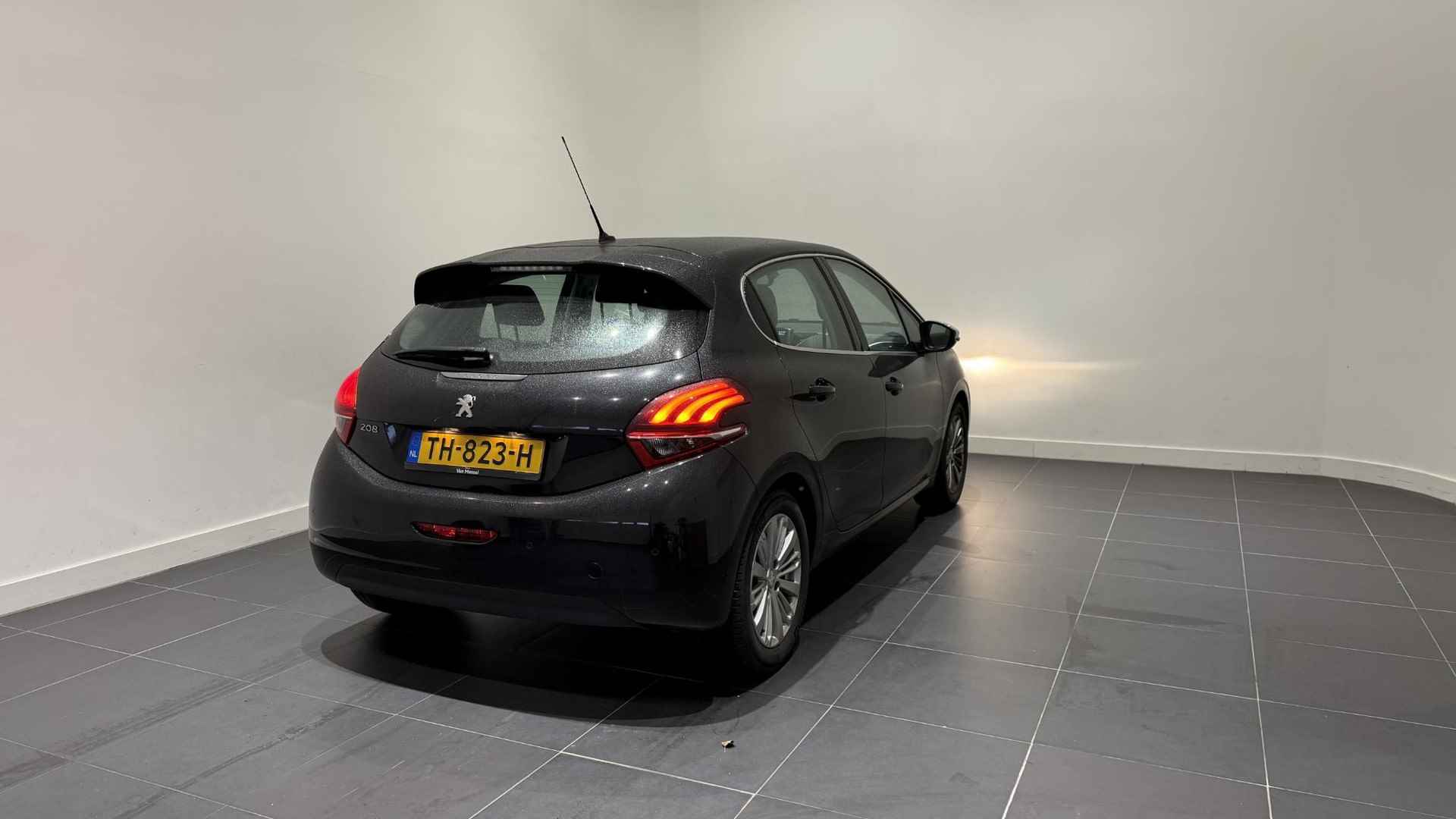 Peugeot 208 1.2 PureTech Blue Lease Executive | Lichtmetalen velgen | Parkeersensoren | Navigatie | Slechts 42500km! - 5/25