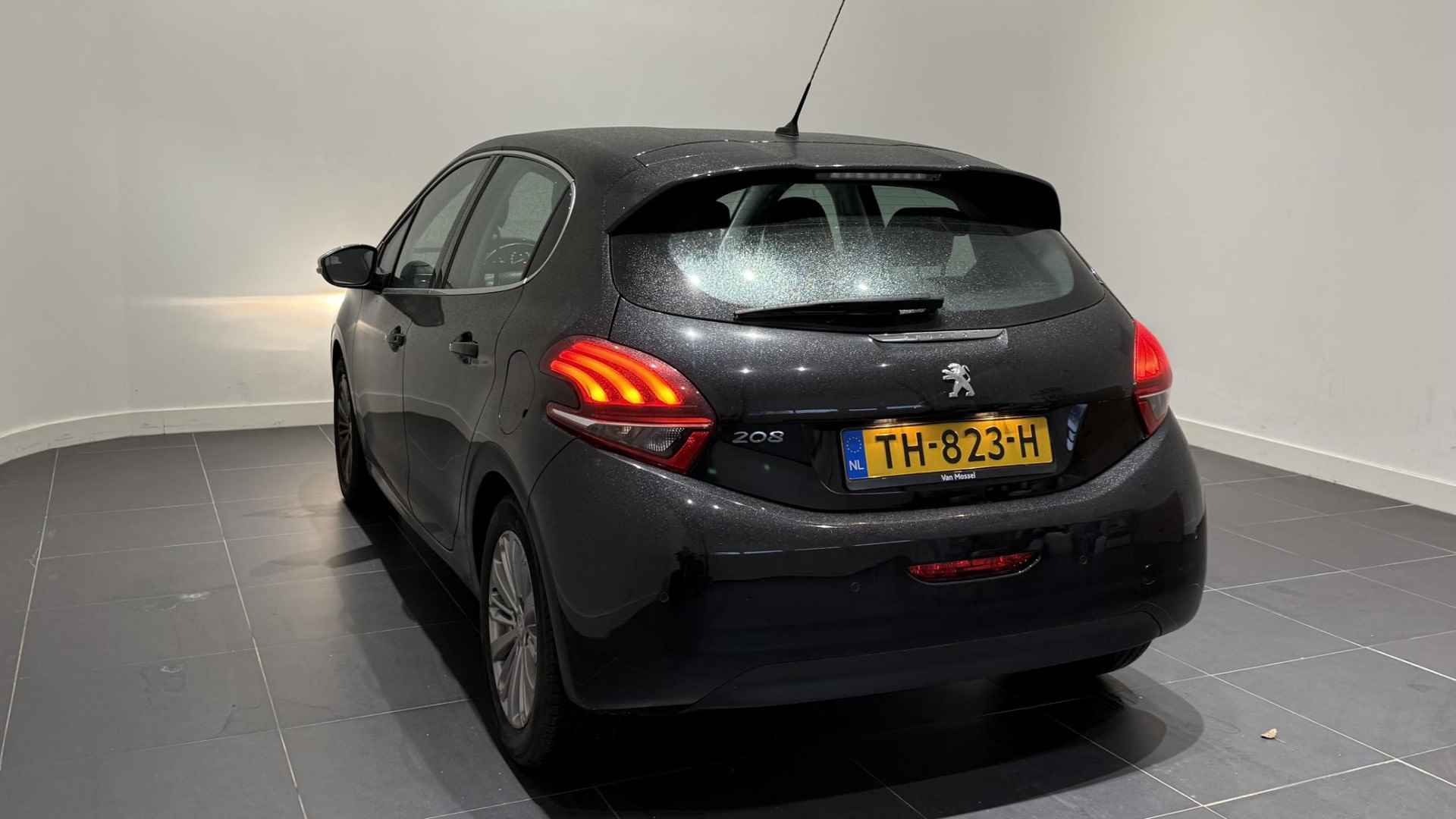 Peugeot 208 1.2 PureTech Blue Lease Executive | Lichtmetalen velgen | Parkeersensoren | Navigatie | Slechts 42500km! - 7/25