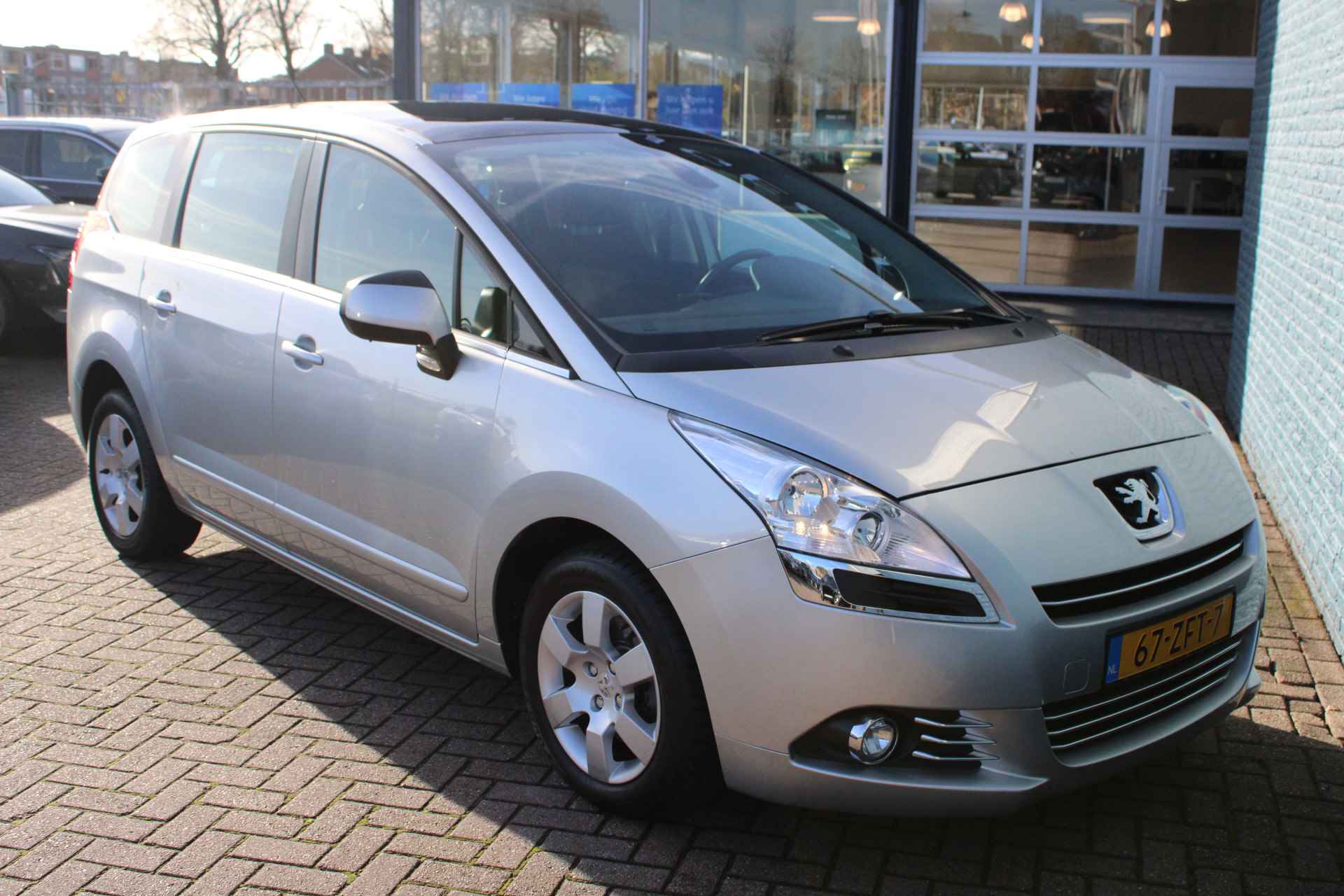 Peugeot 5008 1.6 THP 156pk ST 7p | Panoramadak | Airconditioning | 7 Persoons | - 8/25