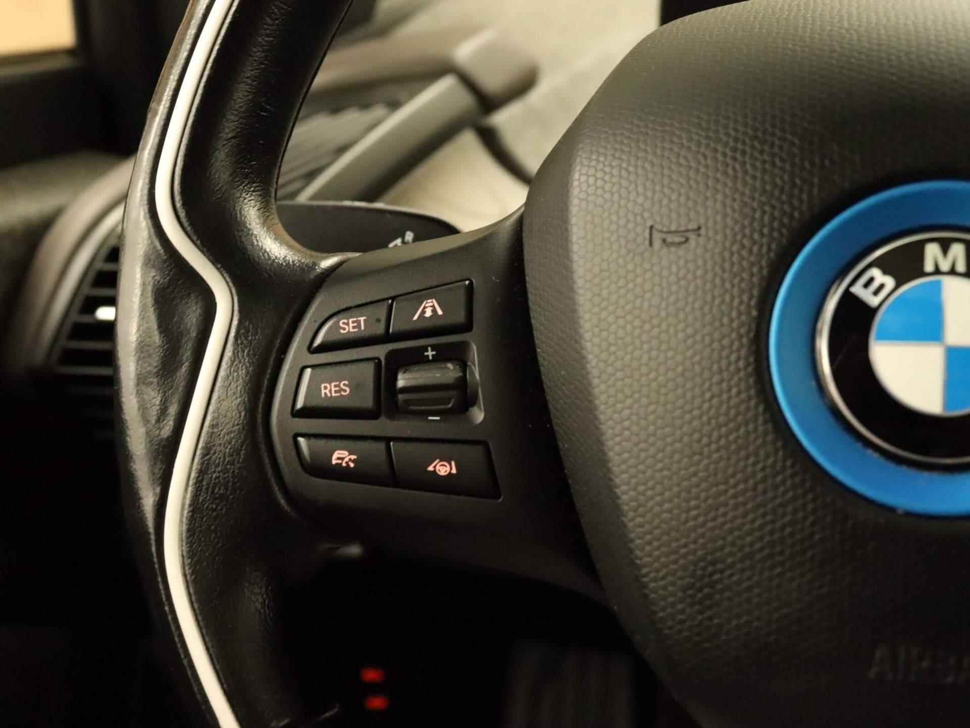 BMW i3 Basis 94Ah 33 kWh - ORIGINEEL NEDERLANDSE AUTO - CRUISE CONTROL - NAVIGATIESYSTEEM - LEDEREN BEKLEDING - ACHTERRUITRIJCAMERA - MULTIMEDIAVOORBEREIDING - HOUTEN AFWERKING - 18/40