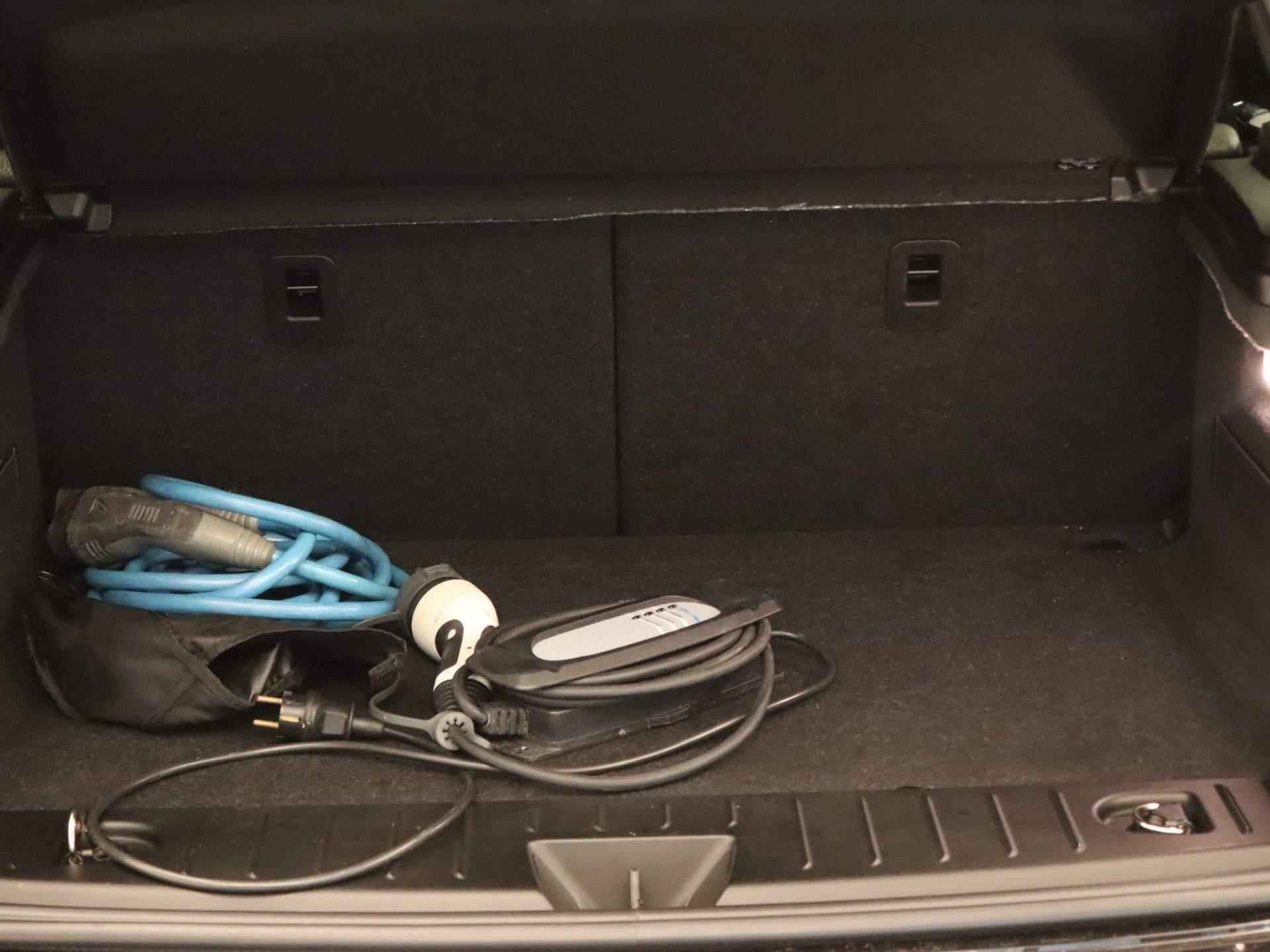 BMW i3 Basis 94Ah 33 kWh - ORIGINEEL NEDERLANDSE AUTO - CRUISE CONTROL - NAVIGATIESYSTEEM - LEDEREN BEKLEDING - ACHTERRUITRIJCAMERA - MULTIMEDIAVOORBEREIDING - HOUTEN AFWERKING - 37/40