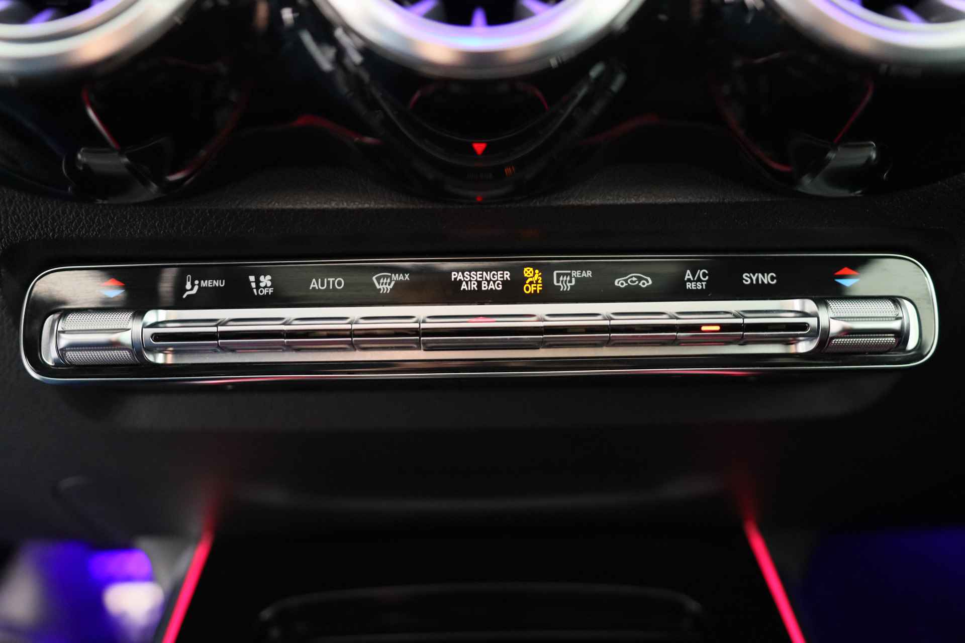 Mercedes-Benz GLB 180 Business Solution AMG 7p. | Open Dak | Ambient Lighting | Trekhaak | Led | Memoryzetels | Navi | Stoelverwarming | Camera | - 14/37