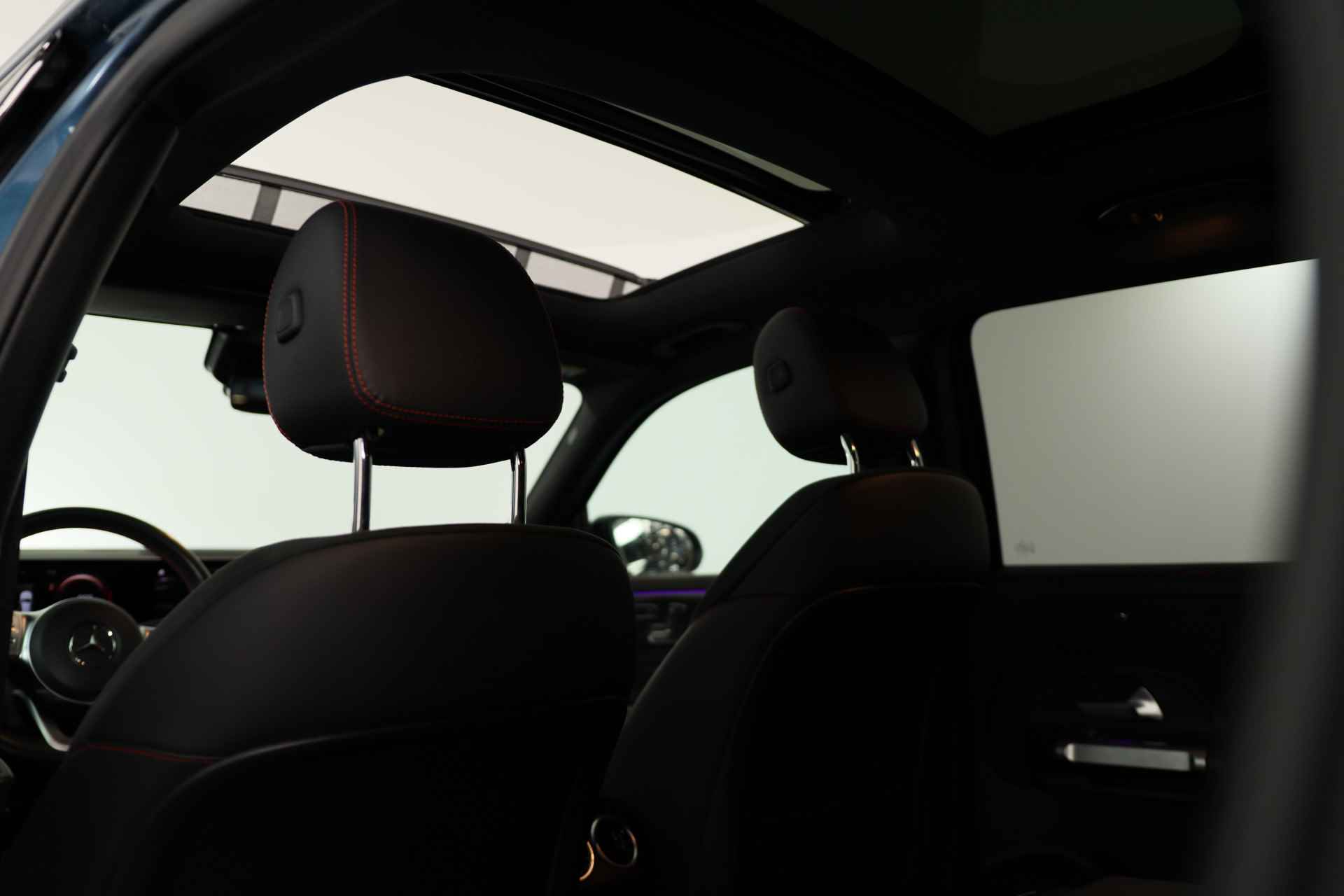 Mercedes-Benz GLB 180 Business Solution AMG 7p. | Open Dak | Ambient Lighting | Trekhaak | Led | Memoryzetels | Navi | Stoelverwarming | Camera | - 16/37