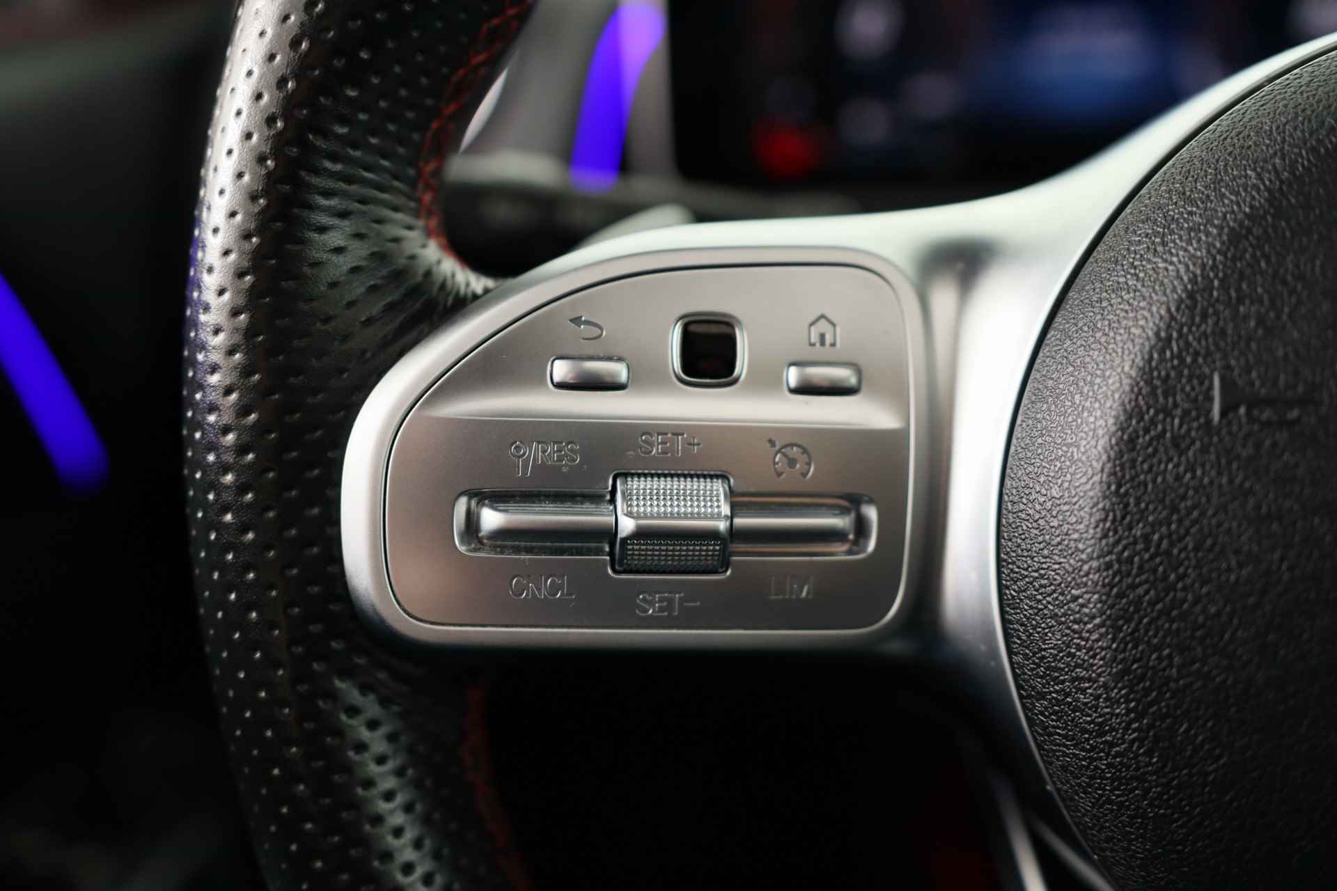 Mercedes-Benz GLB 180 Business Solution AMG 7p. | Open Dak | Ambient Lighting | Trekhaak | Led | Memoryzetels | Navi | Stoelverwarming | Camera | - 20/37