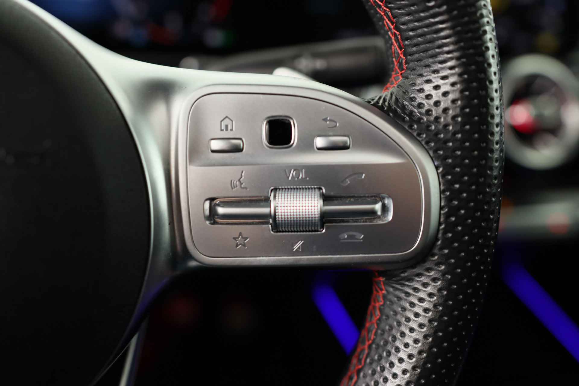 Mercedes-Benz GLB 180 Business Solution AMG 7p. | Open Dak | Ambient Lighting | Trekhaak | Led | Memoryzetels | Navi | Stoelverwarming | Camera | - 21/37