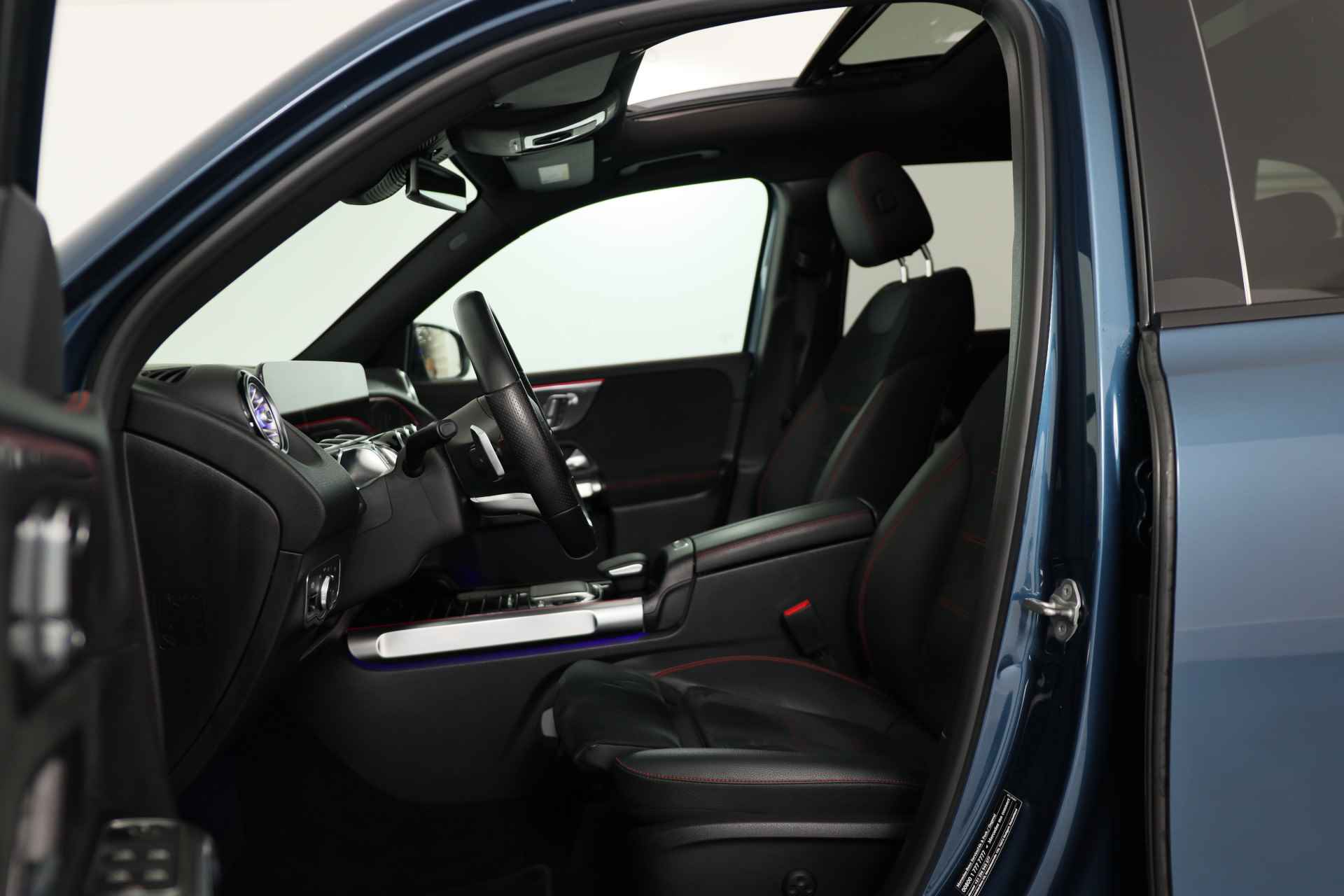 Mercedes-Benz GLB 180 Business Solution AMG 7p. | Open Dak | Ambient Lighting | Trekhaak | Led | Memoryzetels | Navi | Stoelverwarming | Camera | - 30/37