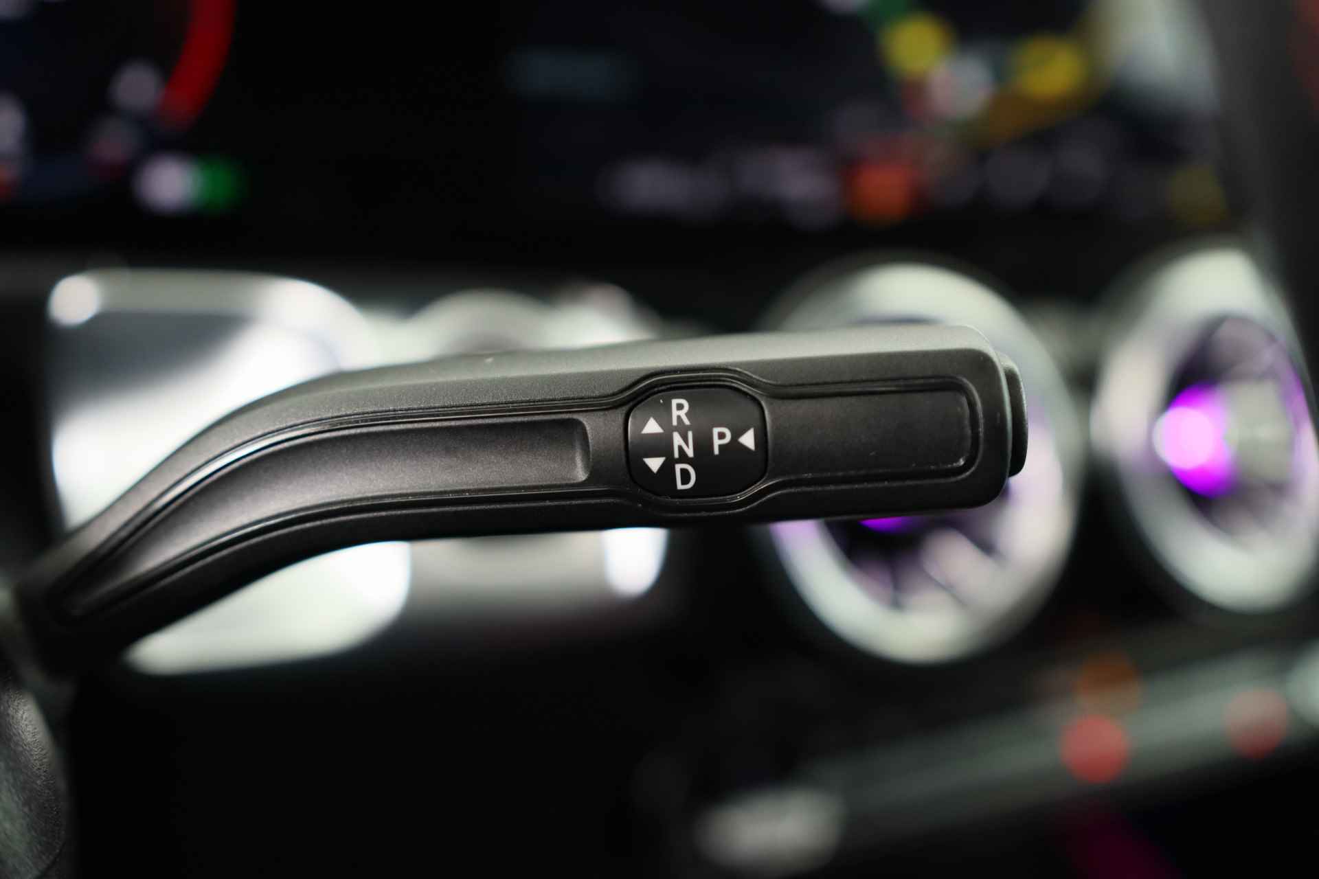Mercedes-Benz GLB 180 Business Solution AMG 7p. | Open Dak | Ambient Lighting | Trekhaak | Led | Memoryzetels | Navi | Stoelverwarming | Camera | - 35/37