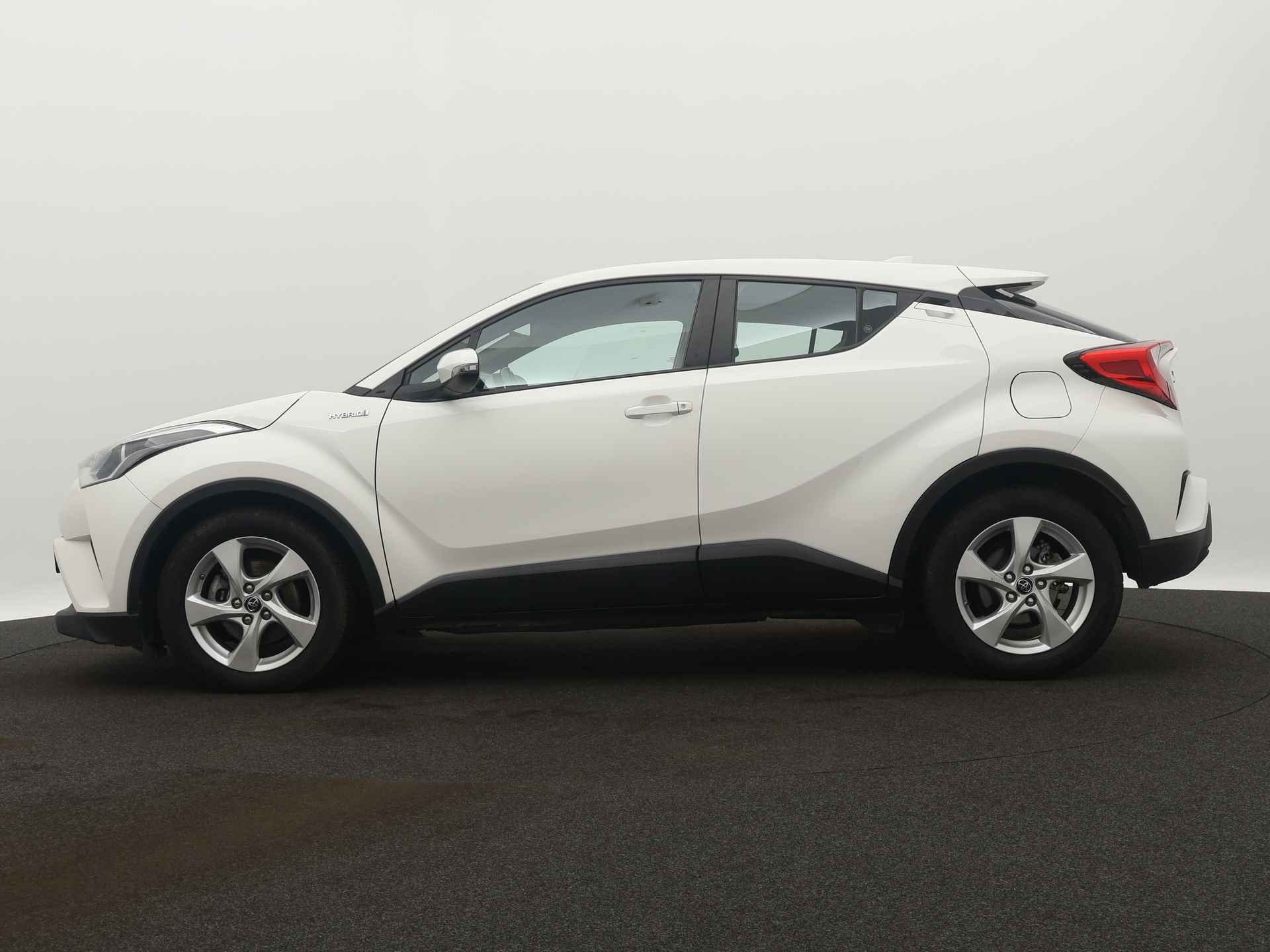 Toyota C-HR 1.8 Hybrid Business Limited | Navigatie | LM velgen | Climate Control | Cruise Control Adaptief | terug naar Leseman 08-11 dhr Brouwer - 4/43