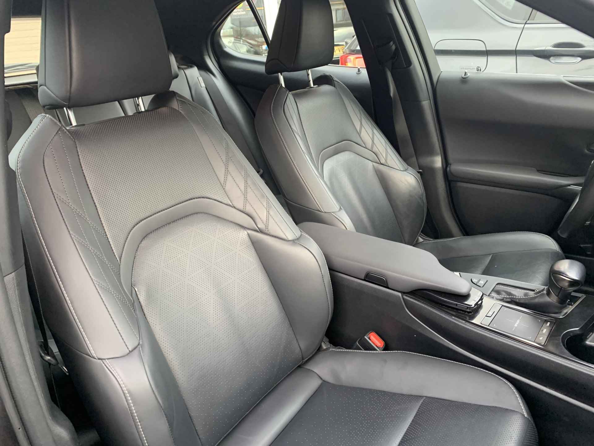 Lexus UX 250h Luxury-line Aut. Leer | Navi | Carplay - 4/27