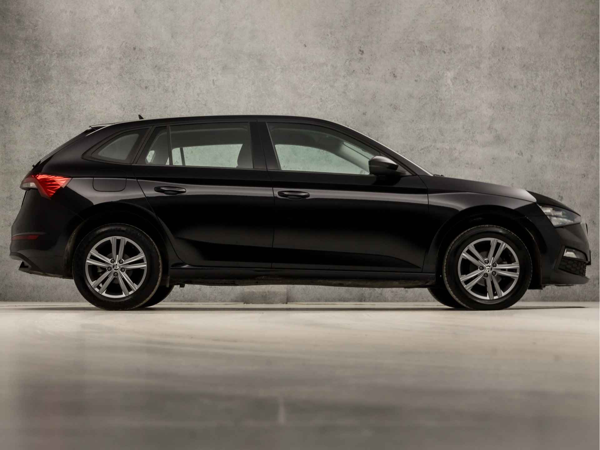 Škoda Scala 1.0 TSI Active Sport (APPLE CARPLAY, AIRCO, ELEK PAKKET, ARMSTEUN, SPORTSTOELEN, LM VELGEN, PARKEERSENSOREN, NIEUWE APK, NIEUWSTAAT) - 4/31