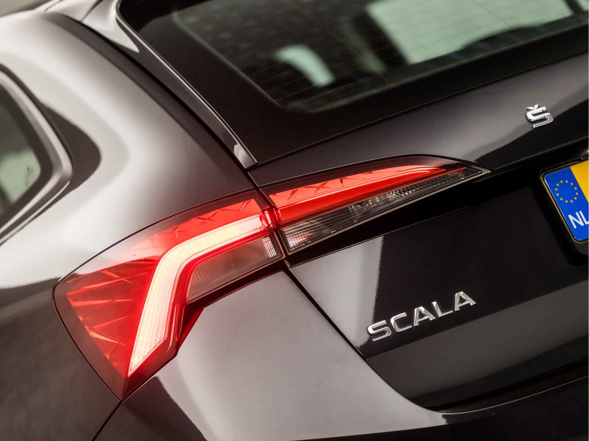 Škoda Scala 1.0 TSI Active Sport (APPLE CARPLAY, AIRCO, ELEK PAKKET, ARMSTEUN, SPORTSTOELEN, LM VELGEN, PARKEERSENSOREN, NIEUWE APK, NIEUWSTAAT) - 24/31