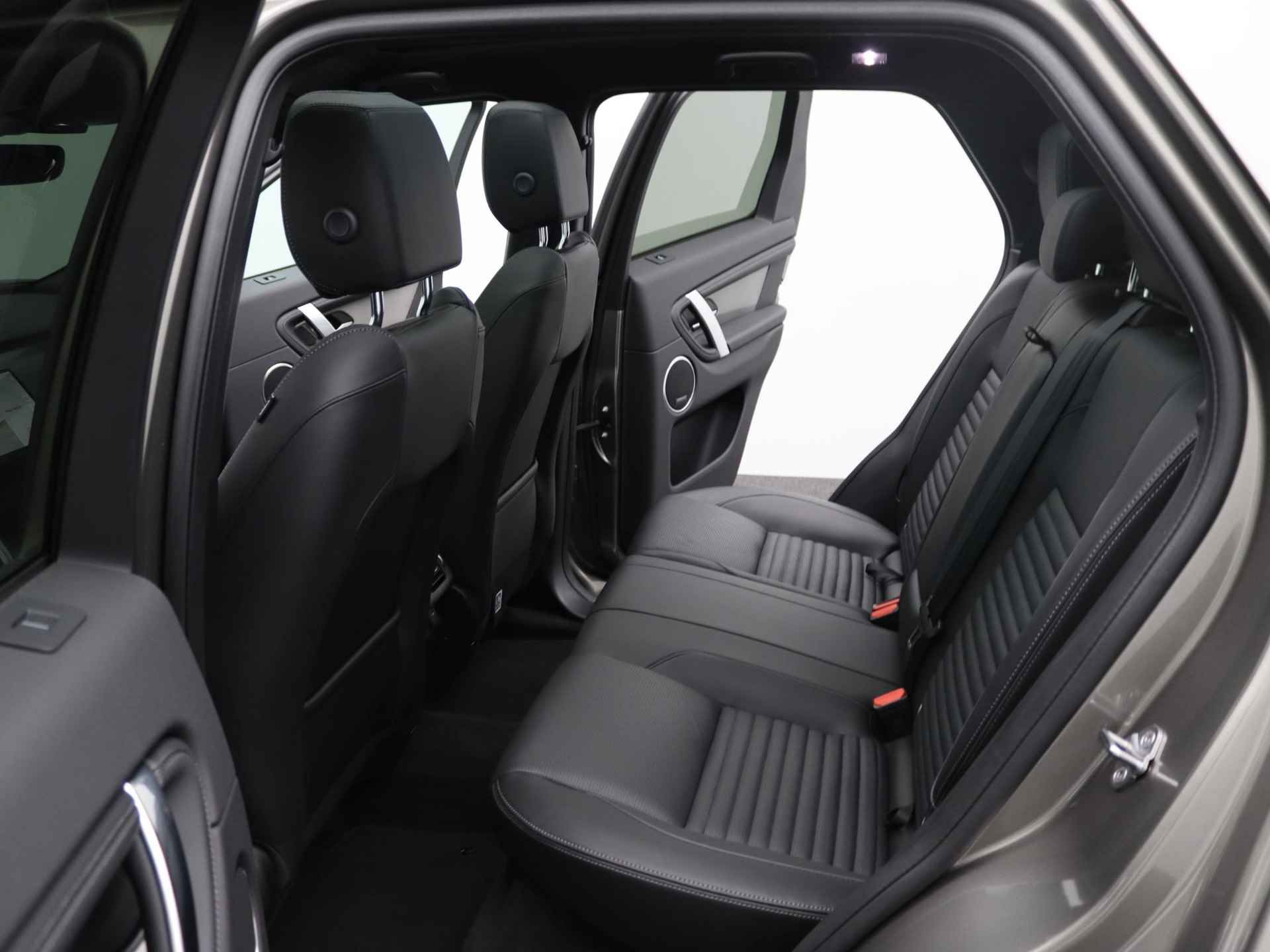 Land Rover Discovery Sport P270e PHEV Dynamic SE Stoel en stuurverwarming | Privacy glas | Elektrische stoelen - 14/46