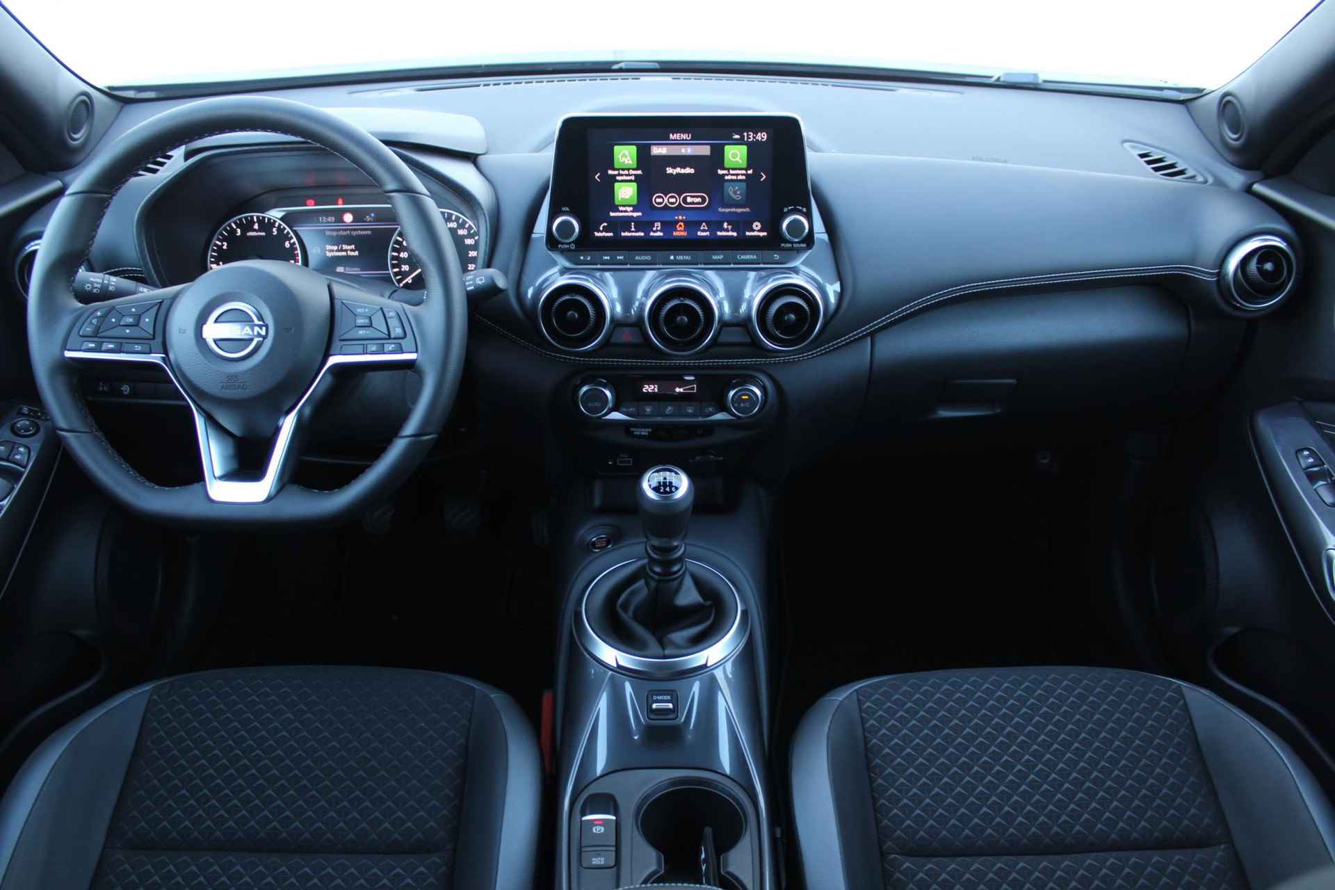 Nissan Juke 1.0 DIG-T 114 N-Design / Navigatie + Apple Carplay/Android Auto / Climate Control / Cruise Control / Achteruitrijcamera / Keyless Entry & Start / - 2/41