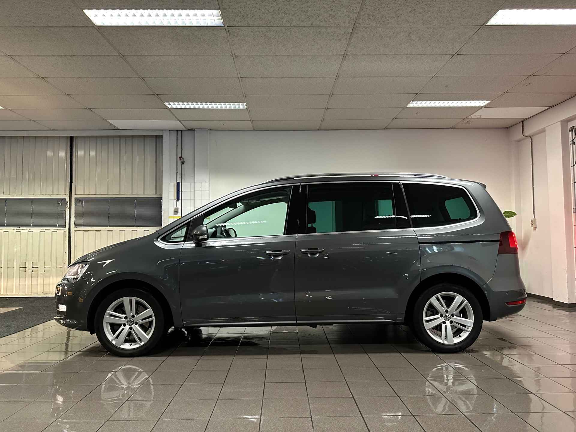 Volkswagen Sharan 1.4 TSI Exclusive Series * Automaat / 7 Persoons / Carplay / Navigatie / Camera / NL Auto * - 2/24