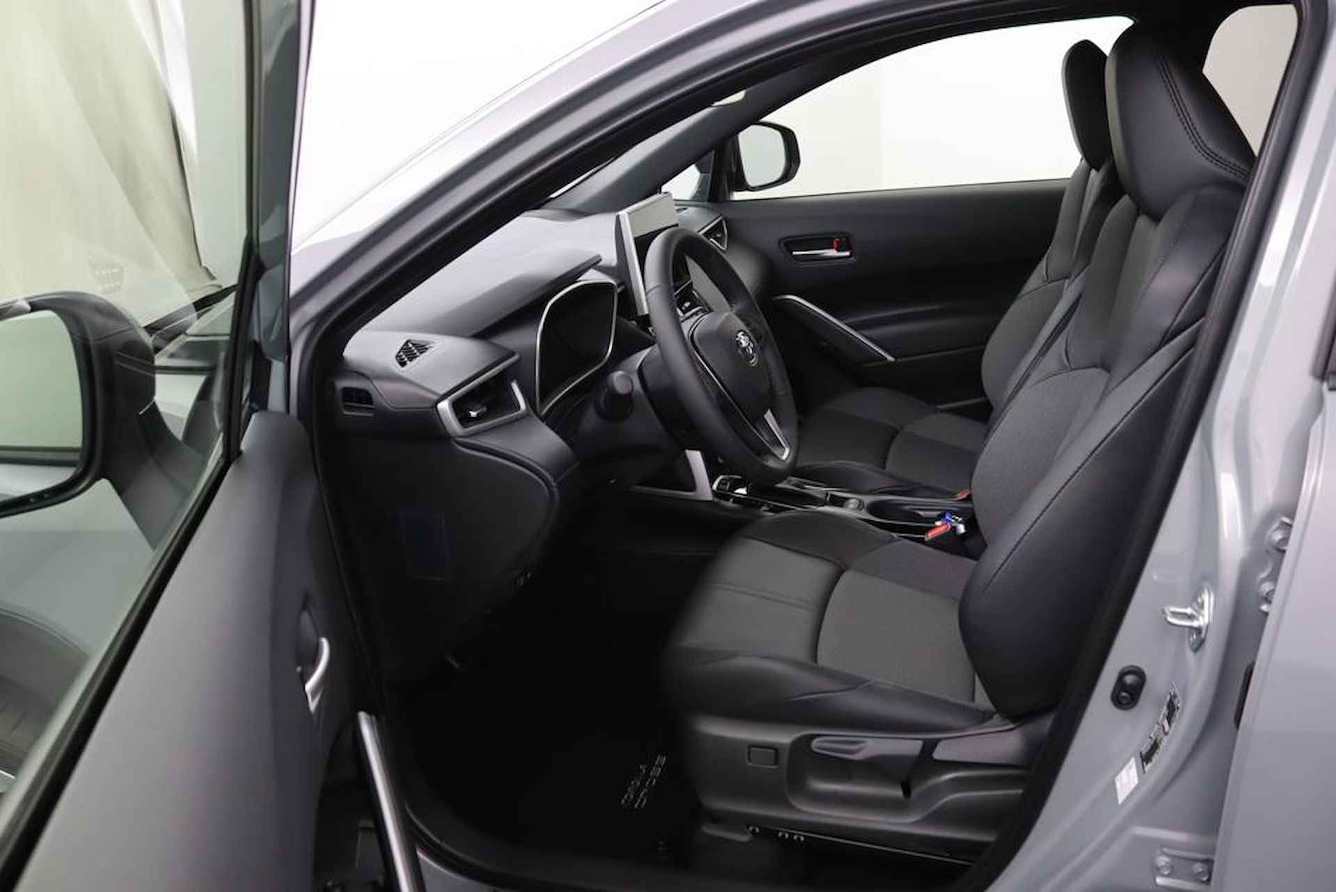 Toyota Corolla Cross Hybrid 140 Business Plus | Premium Pack | voorstoelen verwarmd | stuurwiel verwarmd | stof/kunstlederen bekleding - 17/48