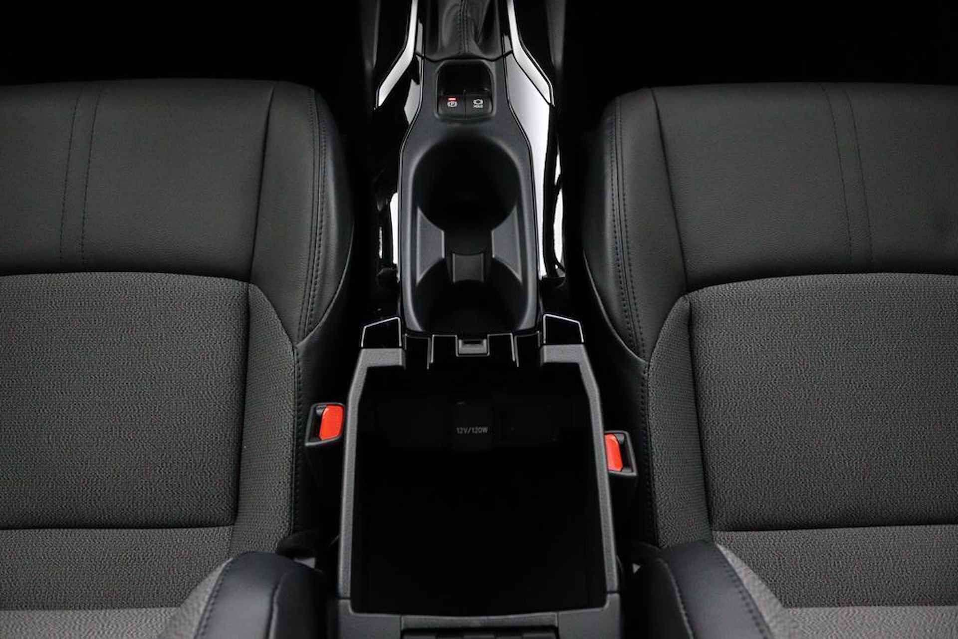 Toyota Corolla Cross Hybrid 140 Business Plus | Premium Pack | voorstoelen verwarmd | stuurwiel verwarmd | stof/kunstlederen bekleding - 46/48