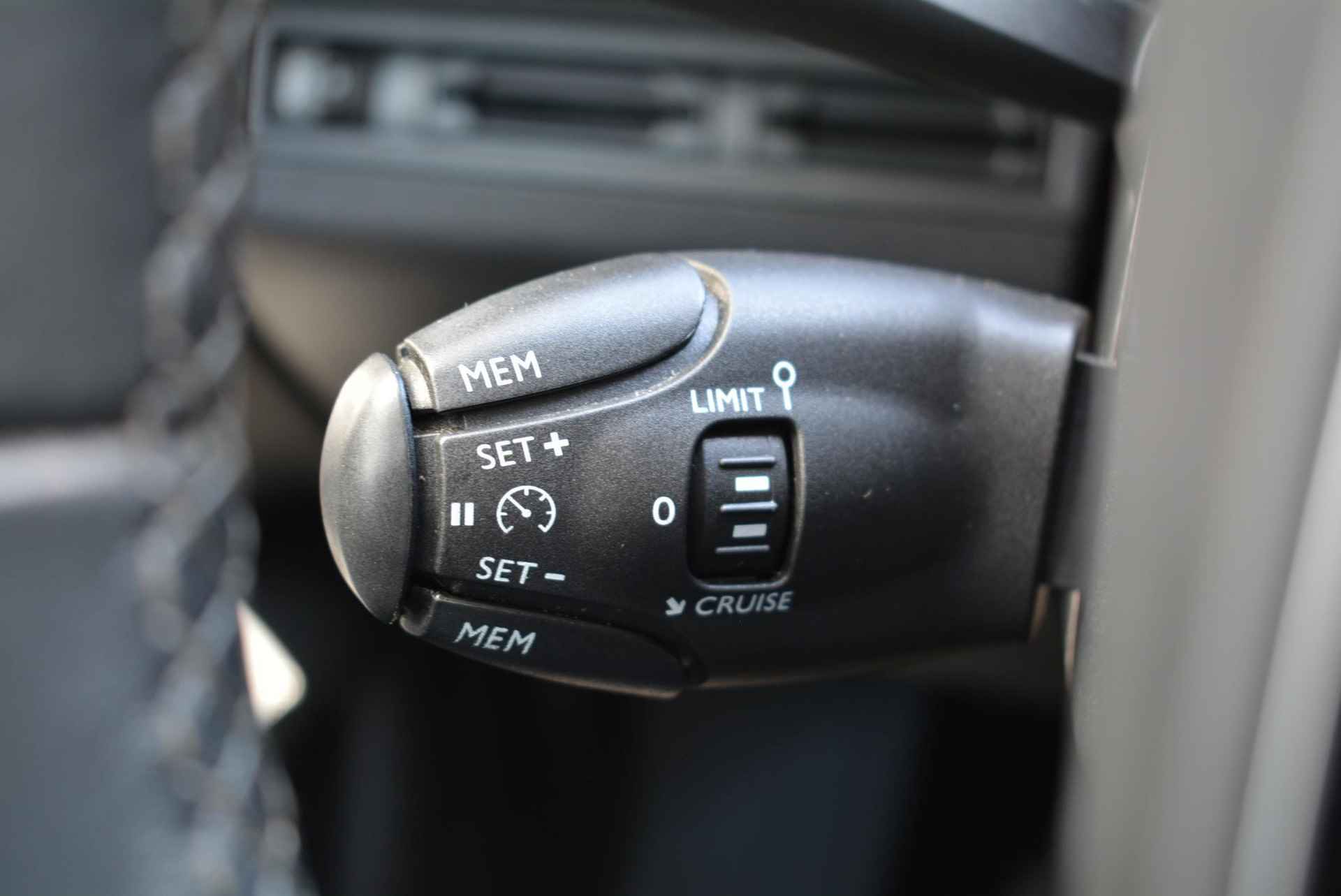 Peugeot 3008 1.2 PureTech 130pk Allure | NAVIGATIE | CAMERA | TWO TONE - 31/54