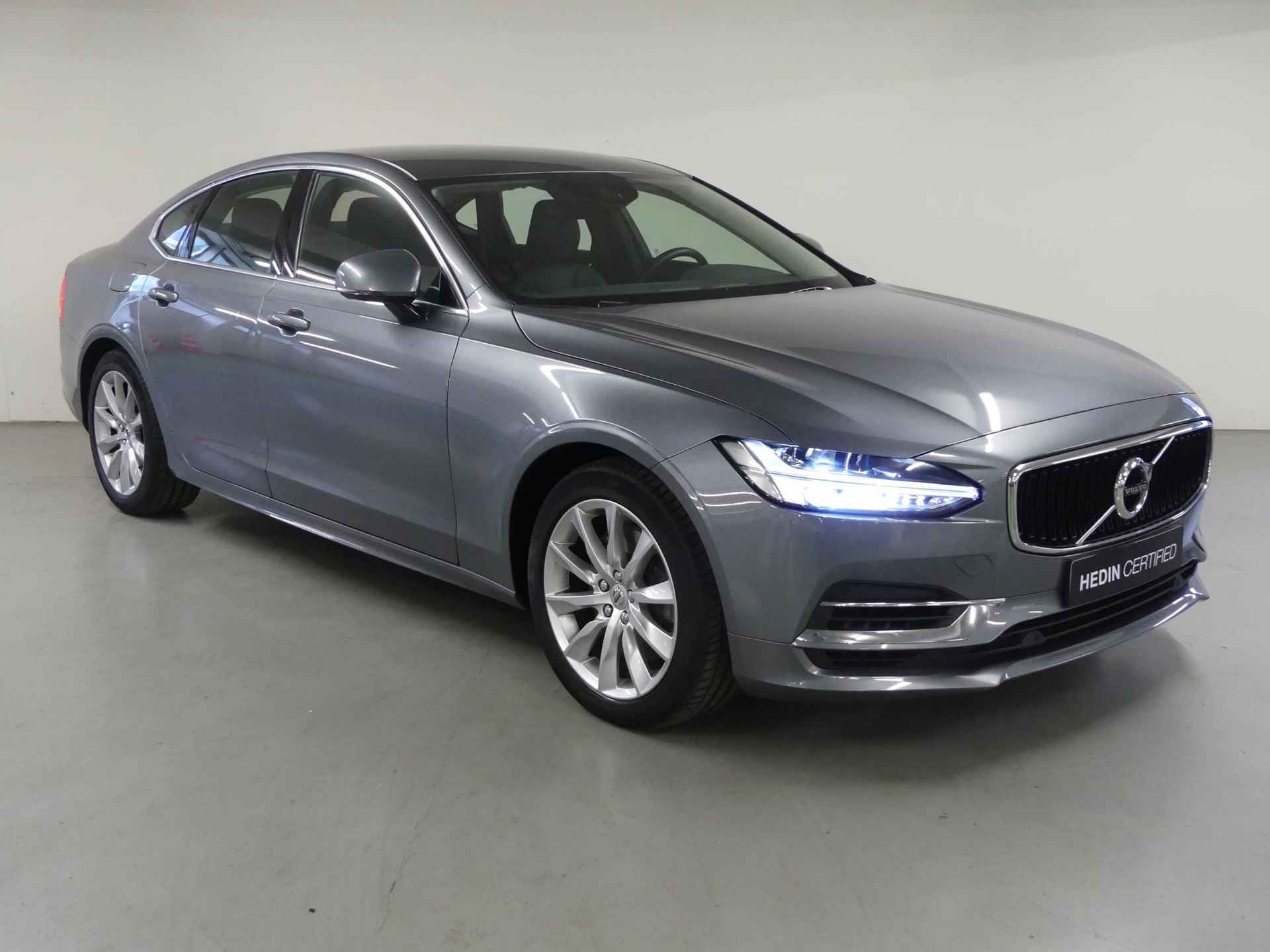 Volvo S90 2.0 T8 AWD Momentum Pro | Leder | Park Assist | LED | High Performance Audio | Stoelverwarming | Navigatie Sensus Pro | Climate Control - 2/29