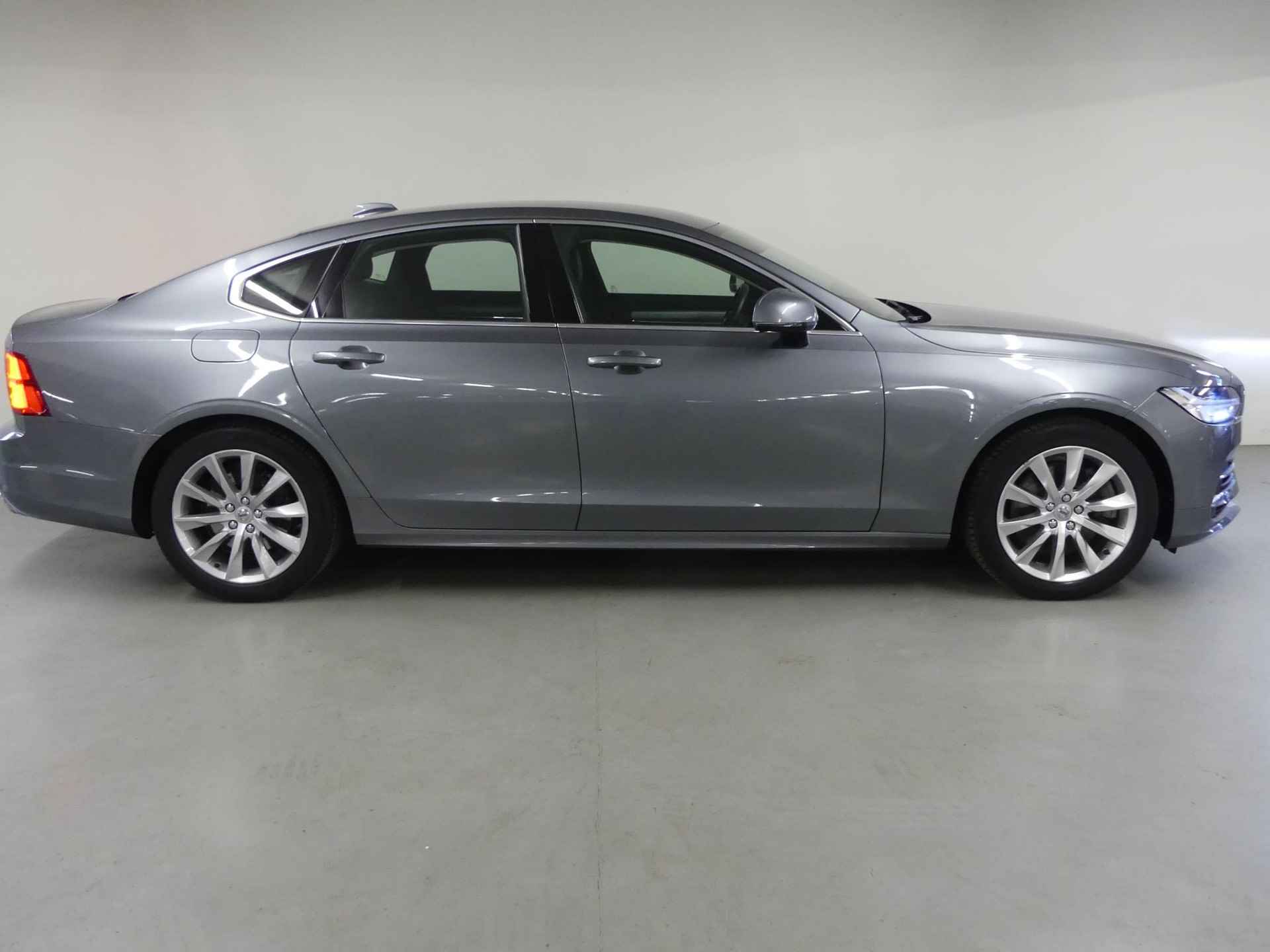 Volvo S90 2.0 T8 AWD Momentum Pro | Leder | Park Assist | LED | High Performance Audio | Stoelverwarming | Navigatie Sensus Pro | Climate Control - 6/29