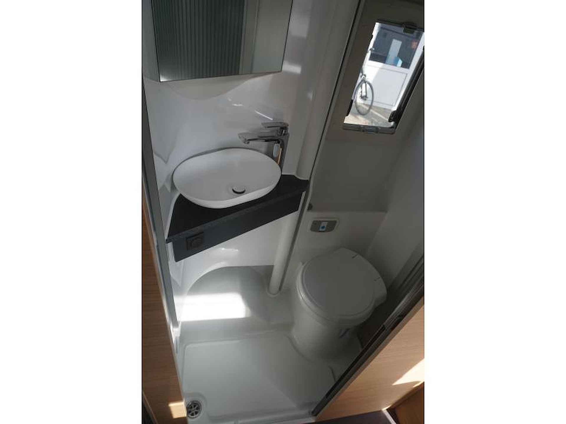 Adria Matrix 600 SL hefbed/vlakke vloer - 14/20