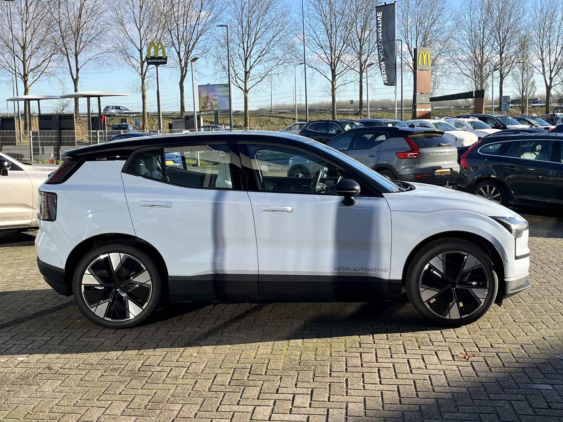 Volvo EX30 Twin Motor Performance Ultra 69 kWh | 428 PK! | Adaptieve Cruise Control | Google Services | Elektrisch verstelbare stoelen | Harman/ Kardon Audio | Elektrische achterklep | Panoramadak | Stoel + stuurverwarming - 2/16