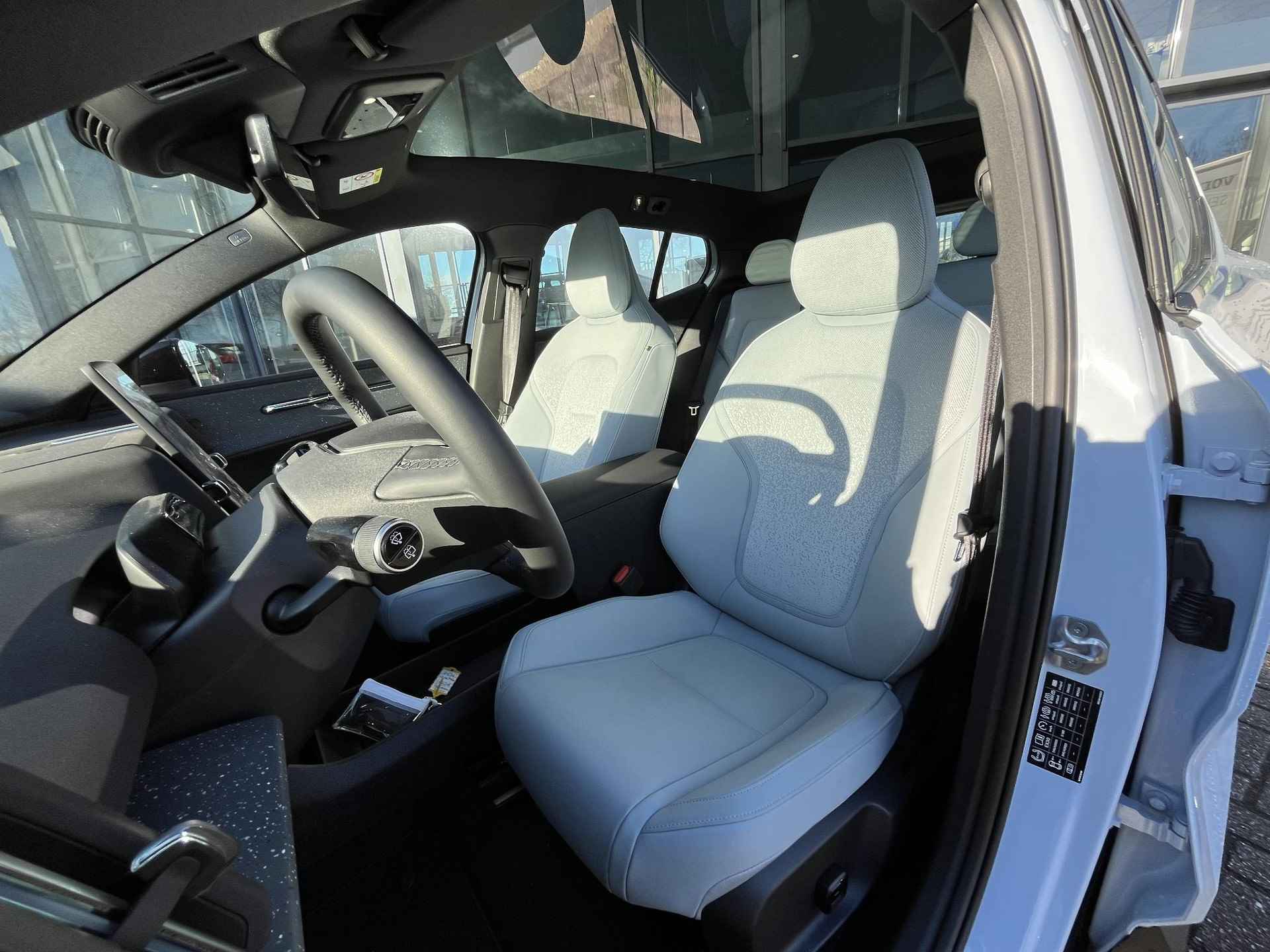 Volvo EX30 Twin Motor Performance Ultra 69 kWh | 428 PK! | Adaptieve Cruise Control | Google Services | Elektrisch verstelbare stoelen | Harman/ Kardon Audio | Elektrische achterklep | Panoramadak | Stoel + stuurverwarming - 9/16