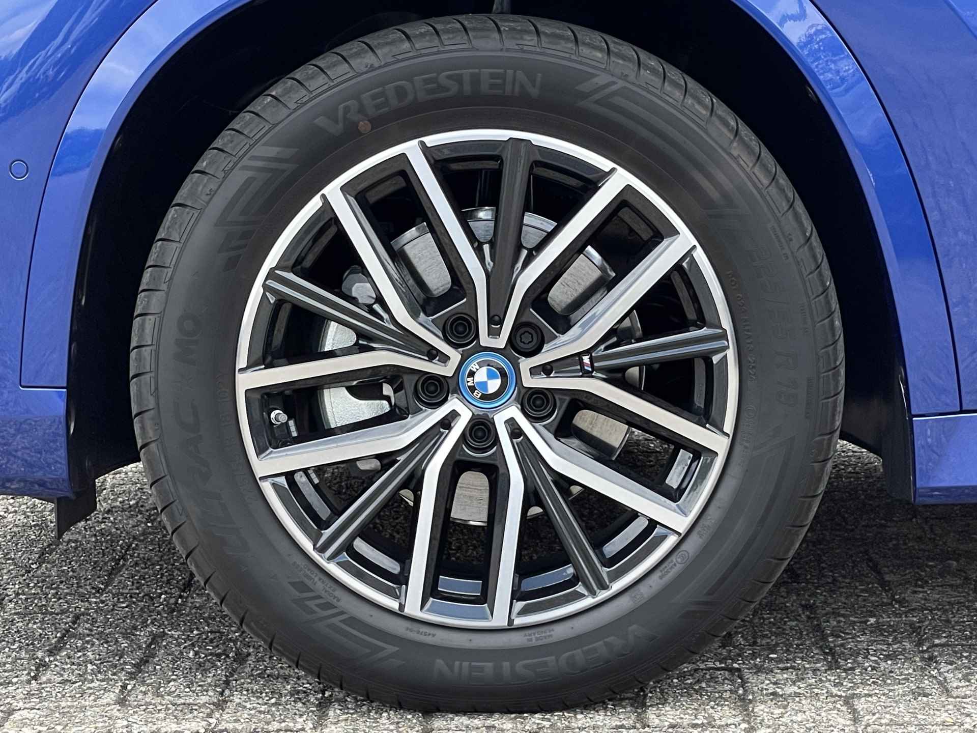 BMW iX1 eDrive20 | M-Sport | 18'' | Panorama | Getint Glas | M Adaptief onderstel - 6/31