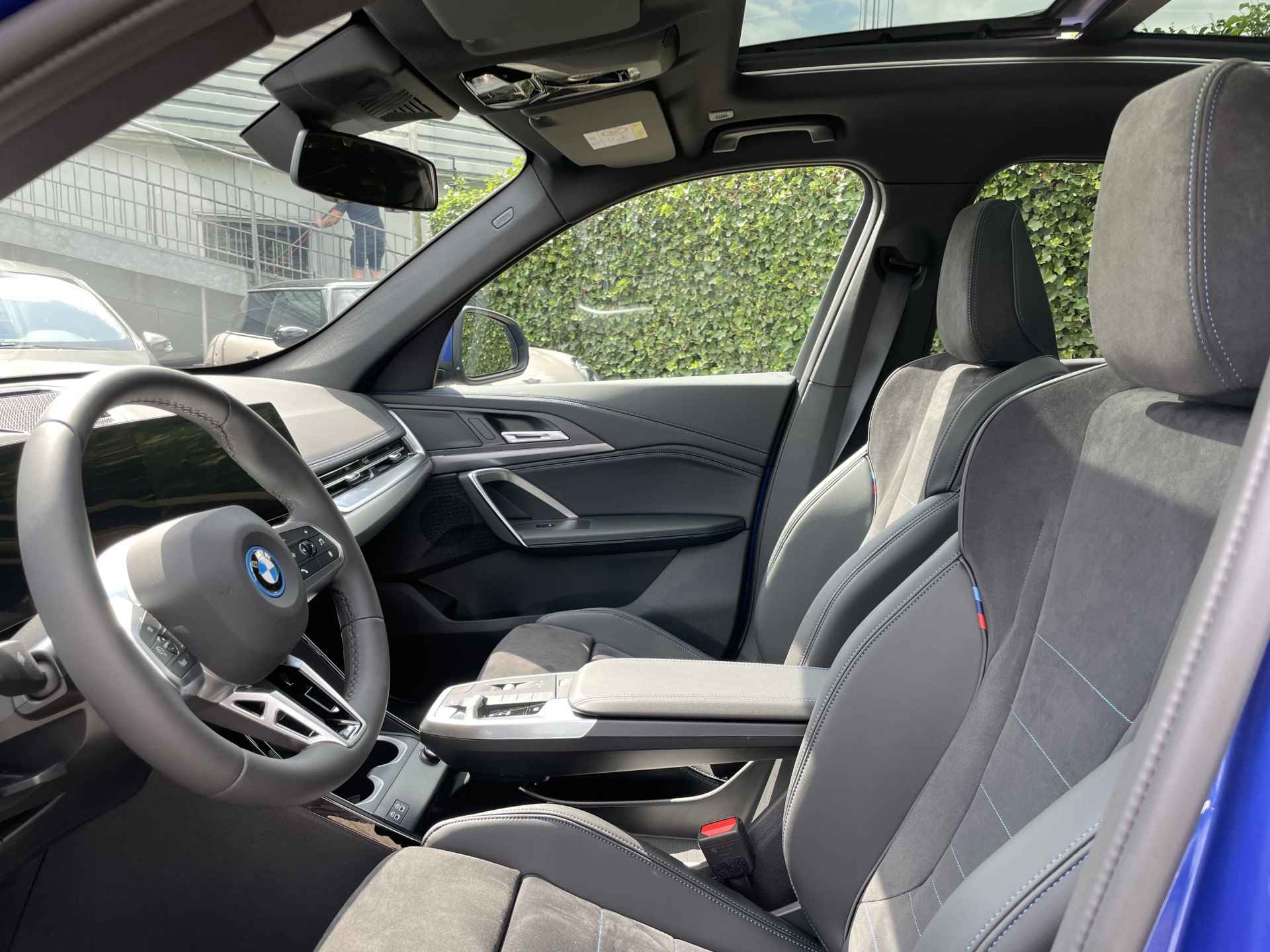 BMW iX1 eDrive20 | M-Sport | 18'' | Panorama | Getint Glas | M Adaptief onderstel - 9/31