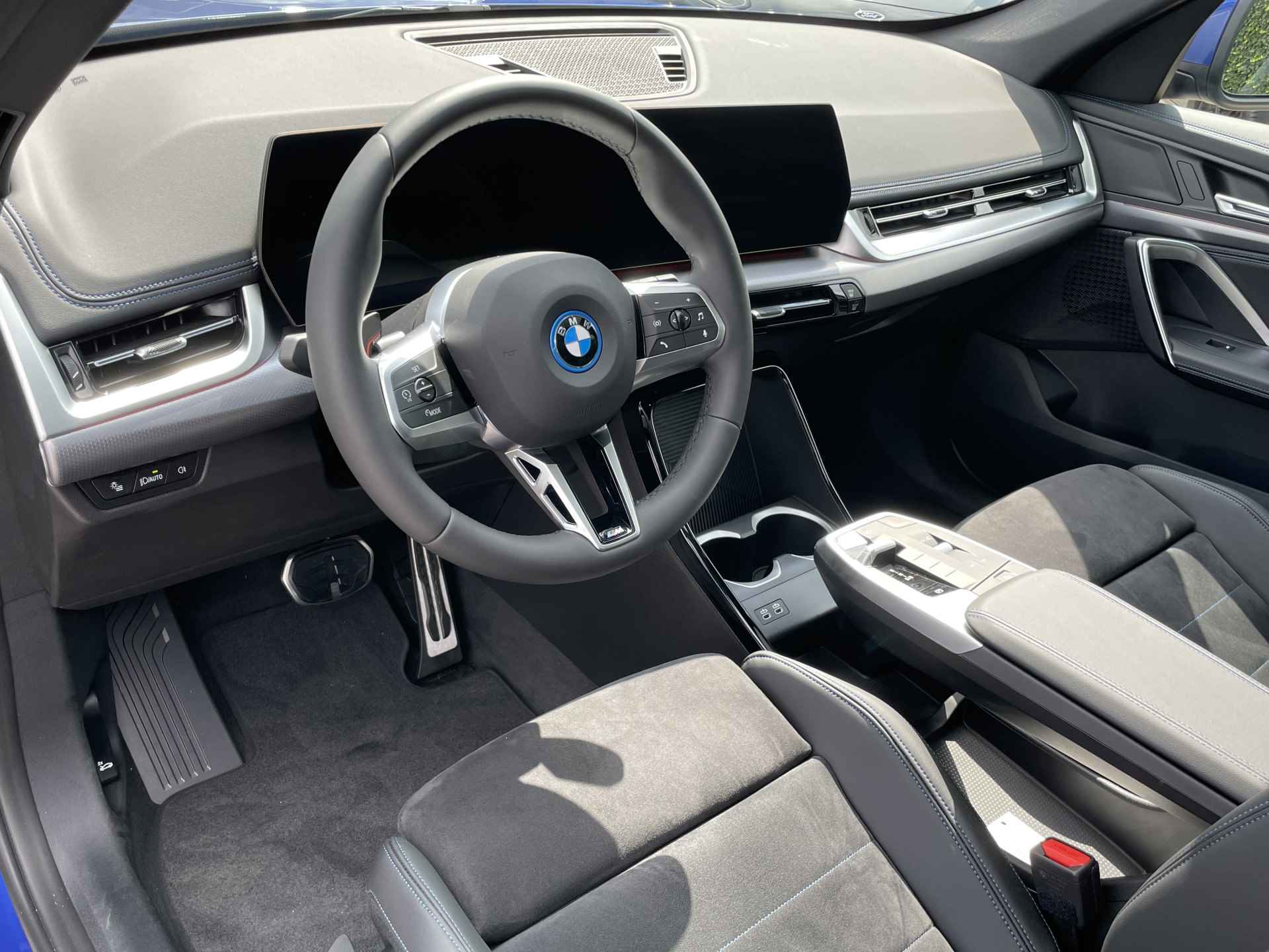 BMW iX1 eDrive20 | M-Sport | 18'' | Panorama | Getint Glas | M Adaptief onderstel - 10/31